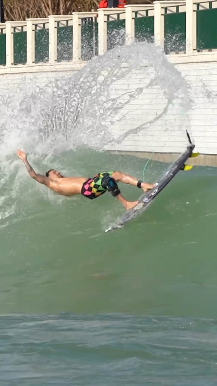 イタロ・フェレイラのインスタグラム：「TODO DURO…   Enferrujado depois de 8 semanas sem surf 🥵」