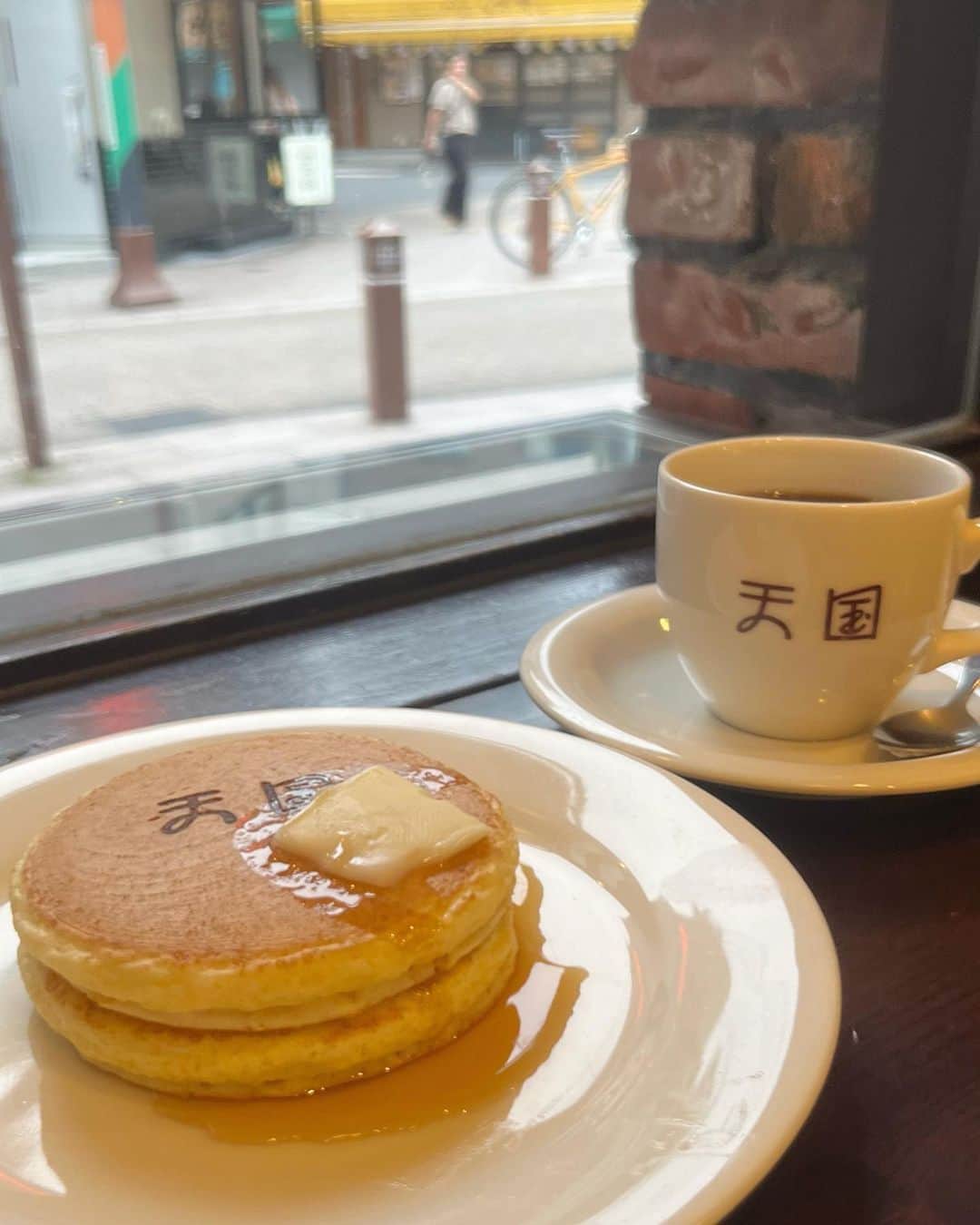 瑞季のインスタグラム：「.  暑いと外出しなくなる人間だけど 今年の夏は 浅草で食べ歩きしたり テーマパーク行ったり ラムネ片手に縁日歩いたり BBQしたり 夏らしいことも 少しは楽しめた気がします ☀︎  ふわふわパンケーキよりも 昔ながらのホットケーキが好き🥞  汗だくな中並んだ綿飴と 最後は ✌︎  #summer #夏の思い出 #浅草」
