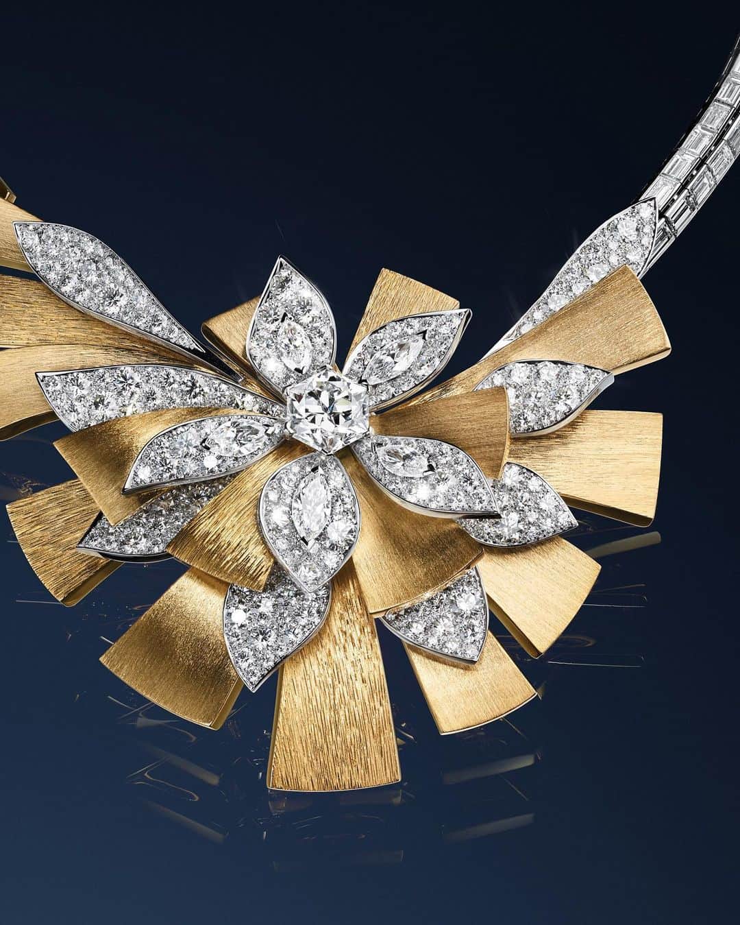 Chaumetさんのインスタグラム写真 - (ChaumetInstagram)「The Magnolia High Jewellery necklace writes a new chapter in the Maison’s longstanding goldsmithing history. With their taut lines, the yellow gold palmettes create a spiral flowering on a necklace whose volume is equalled only by its ease of wearing. The precious flower opens onto an exceptional Taille Impératrice diamond of 3 carats. #Chaumet #LeJardindeChaumet #ChaumetHighJewellery」9月14日 19時00分 - chaumetofficial