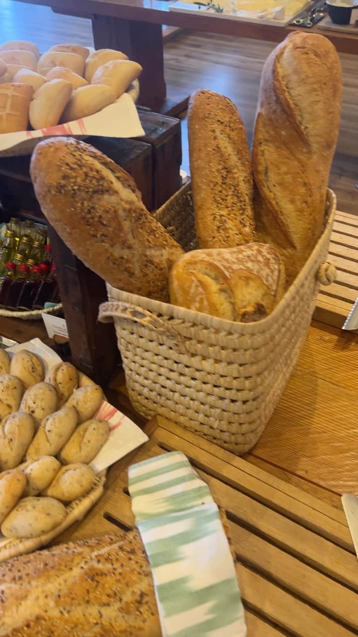 松林裕香のインスタグラム：「🇪🇸  ホテルのモーニングもディナーもとても美味しかった😋  ディナーはJapanese Styleのメニューで その場で串を焼いたりしてくれて嬉しかった。  満足度高い！  📍cap vermell grand hotel / Mallorca   --------------------------  The mornings and dinners at the hotel were very good.  Dinner was a Japanese style menu. I was so happy that they grilled the skewers on the spot.  I was very satisfied.  #Mallorca#スペイン#マヨルカ島#Spain#ラグジュアリーホテル#世界のホテル#ホテル巡り」