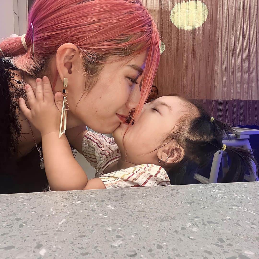 でっぱりんのインスタグラム：「ニコが私の首持ってチューしてきたんやけど、どこで覚えたと？🤣🩷可愛すぎる笑琴さん🫶🏼 #女の子ママ #ママコーデ #親子 #女の子 #家族 #フィリピン #セブ島 #海外移住 #海外 #移住」