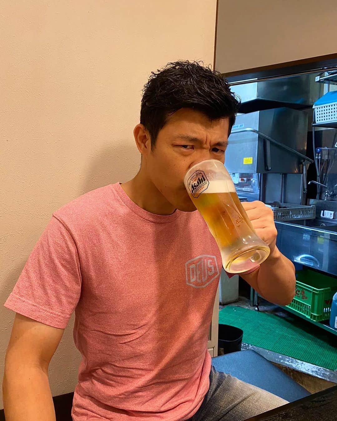 亀田興毅さんのインスタグラム写真 - (亀田興毅Instagram)「戦士も時には休息が必要や。 ビール呑む時にいつも目が怖いと言われるけどメンチ切ってる訳ではない…。」9月13日 21時55分 - kokikameda