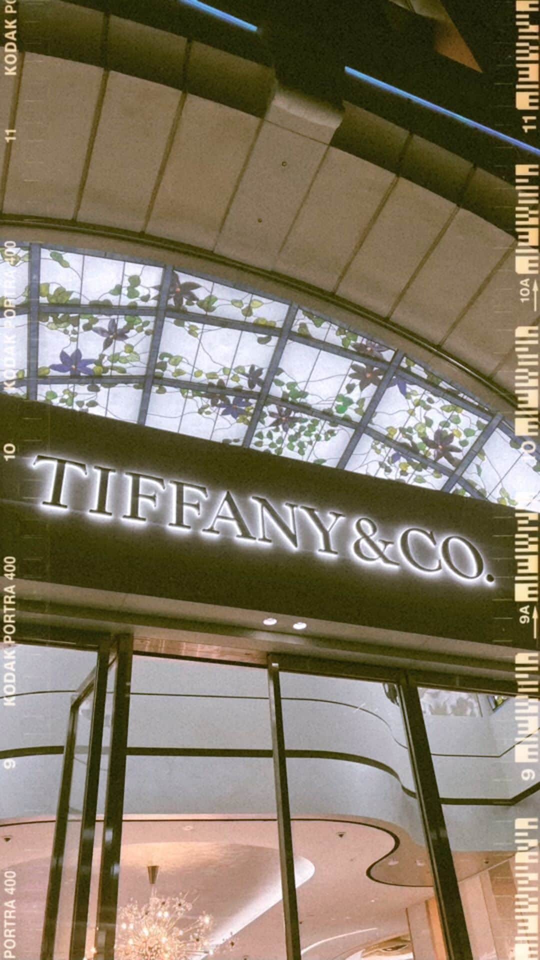 高橋志津奈のインスタグラム：「昨日は @tiffanyandco の表参道のOpenパーティーに行ってきました✨ . すっごく素敵なジュエリーが並ぶ店内にほんとにため息が出ちゃいました💍 . 素敵な方々にも会えて楽しかったな🤭 . 途中抜けてカメラ打ち合わせ、帰ってすぐ原稿と一瞬だったけど素敵なパーティーに参加できて幸せ❤︎❤︎❤︎ . #tiffanyandco  #tiffany  #tiffany 表参道店」