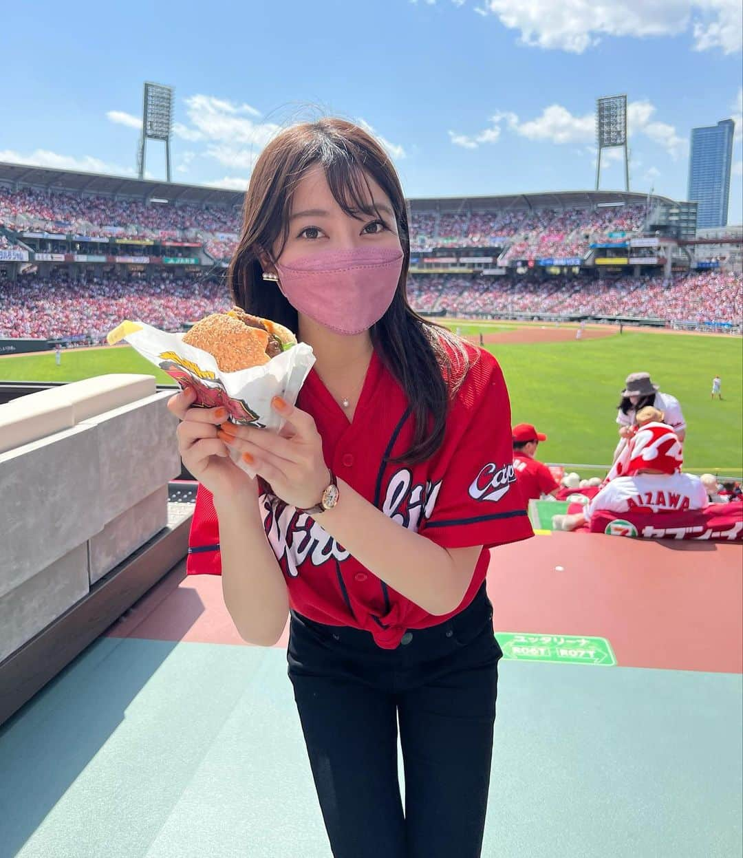 八幡美咲のインスタグラム：「明日会えるの楽しみにしてます⚾️♡ 1年前の生中継の時の写真⚾️(実況担当だった廣瀬アナと☺️)  明日はいよいよ カープディナーショー！ 来て下さる皆さま ルンヌ(@parfumdelune.hiroshima )で お会いできるのを楽しみにしています🕊  予約はルンヌかDMから🫶🏻☺️  #トークショー #カープ」