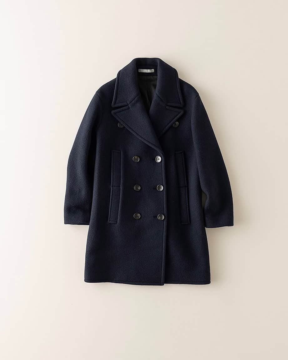 Theory luxe official account.のインスタグラム：「［OUTERWEAR COLLECTION 2023 FALL&WINTER］  大きめの襟とダブルの箱ポケットが印象的な、ややオーバーサイズのピーコート。  バルキーな膨らみのある素材感は見た目よりもずっと軽く、着心地の良いミドル丈アウターです。  #theoryluxe #セオリーリュクス #ピーコート #ミドル丈コート #アウター #冬アウター」