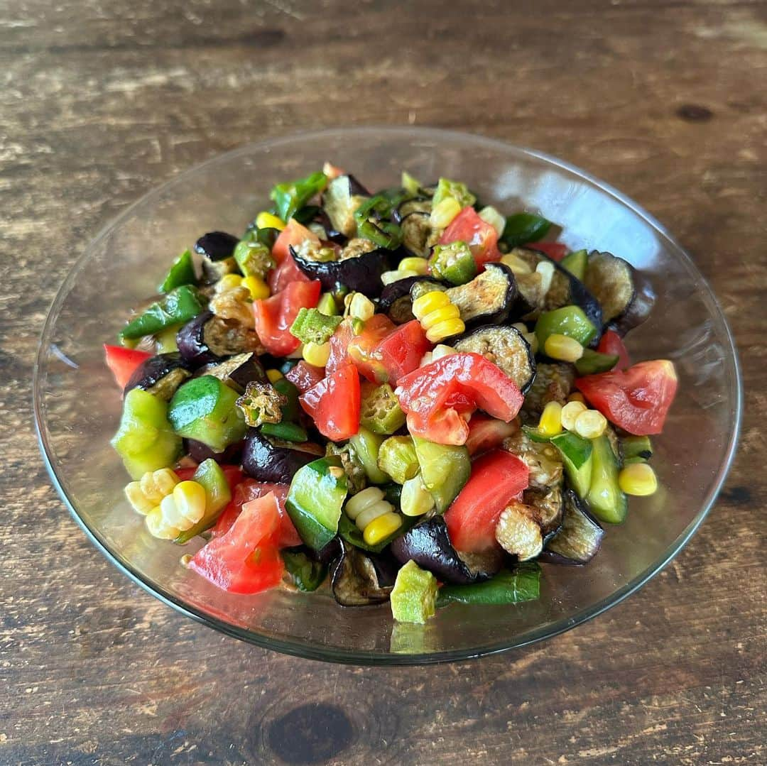 Tesshiのインスタグラム：「夏野菜マリネ Summer veggie salad #yummy #homemade #healthy #salad #veggies #おいしい #サラダ #マリネ #野菜 #暑い #秋 #マカロニメイト #フーディーテーブル #手作り  愛知はなかなか涼しくなりません😵 マリネ液→酢大2、しょうゆ大1、砂糖orはちみつ大1、好きな油大1〜2、塩胡椒 本日の野菜→なす、ピーマン、オクラ、トマト、きゅうり、とうもろこし Salad dressing… 2 tbsp vinegar, 1 tbsp soy sauce, 1 tbsp sugar or honey, 1~2 tbsp oil, salt and pepper… Eggplants, bell peppers, okra, tomatoes, cucumbers and corn  こんなレシピ本もよろしければ。 「おいしいがとまらない！魅惑のレシピ」 電子書籍もあります。 #レシピ本 #料理本」