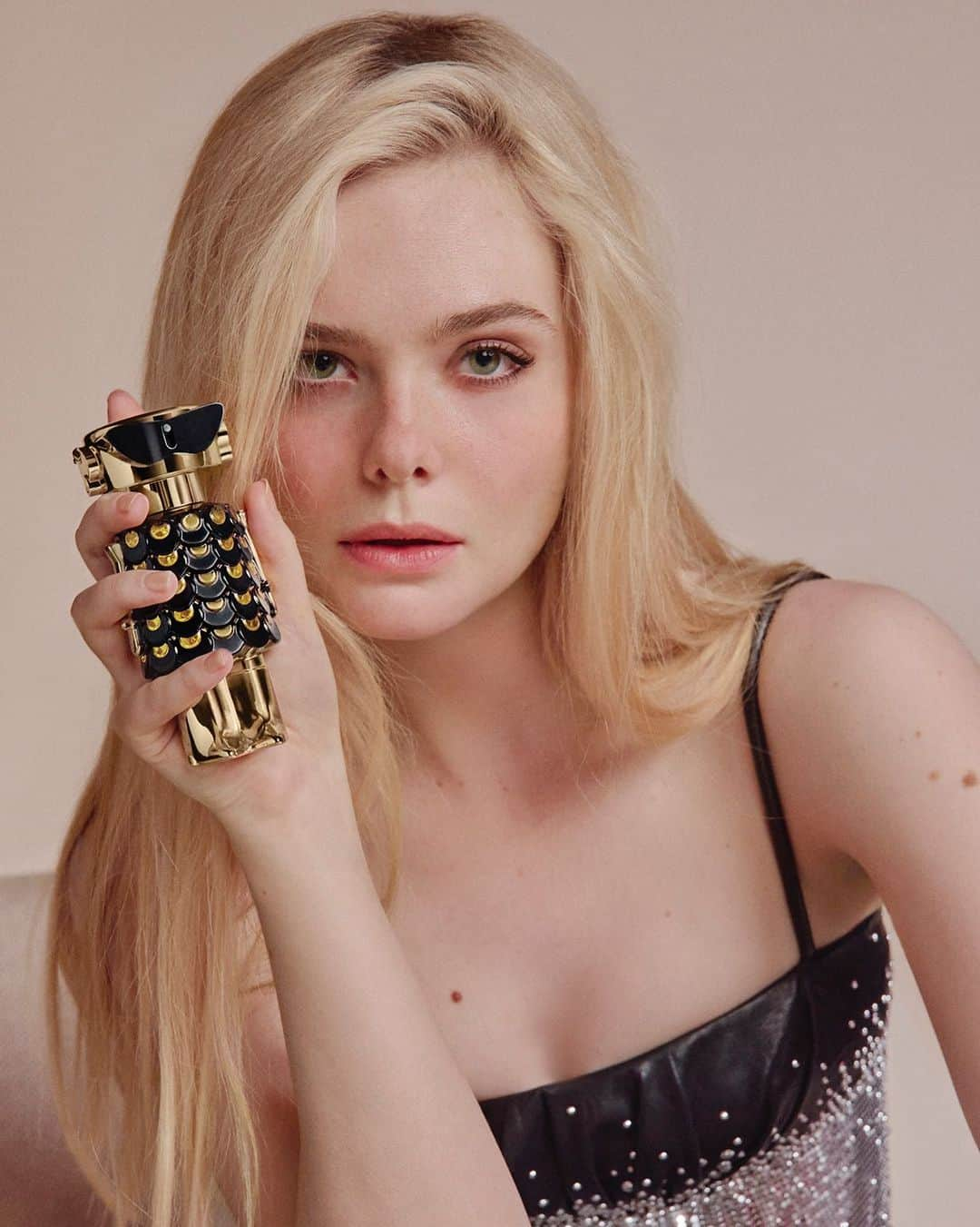 エル・ファニングのインスタグラム：「A new chapter for FAME. Discover FAME Parfum’s irresistible spirit. ​​  ​​#famebyrabanne #rabanneparfums」