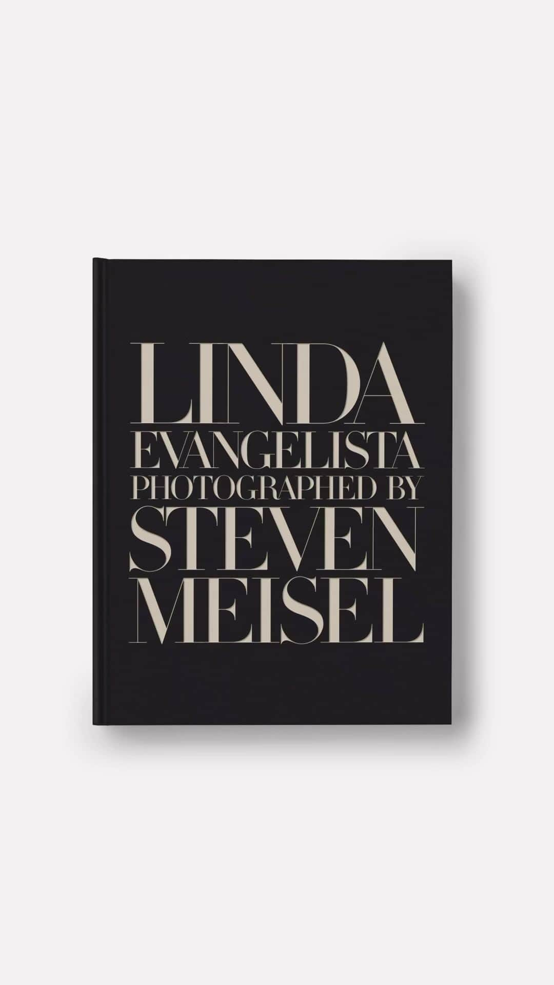 リンダ・エヴァンジェリスタのインスタグラム：「"Living proof that the reigning monarch of models [is] going nowhere." – @townandcountrymag   ‘Linda Evangelista Photographed by Steven Meisel’ is available now via @phaidonpress. Click to order 📕」