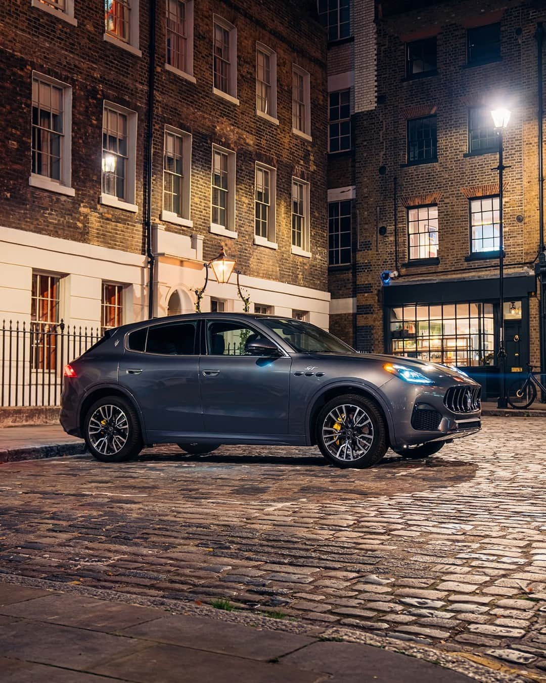 マセラティのインスタグラム：「Grecale. Bringing some Italian attitude to London nights.⁣ #MaseratiGrecale #EverydayExceptional #Maserati」