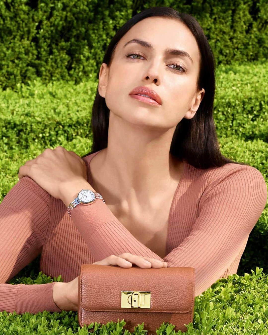 フルラのインスタグラム：「Being quiet is the ultimate expression of strength. @irinashayk indulges in the tranquility of nature with her Furla Watch and Furla 1927 wallet.  #ItalybyFurla #FurlaFW23  Talent: Irina Shayk (@irinashayk) Photographer: Koto Bolofo (@kotobolofo) Art Direction and graphic design by Roberto Da Pozzo (@roberto_da_pozzo) Film Director: Koto Bolofo / Paolo Zambaldi (@kotobolofo / @paolozambaldi) Styling by: Carola Bianchi (@carolabianchi1) Glam by:  Make up Artist: Seiko Nishigori (@seikonishigori) Hair Stylist: Pierpaolo Lai (@pierpaololaihair)」