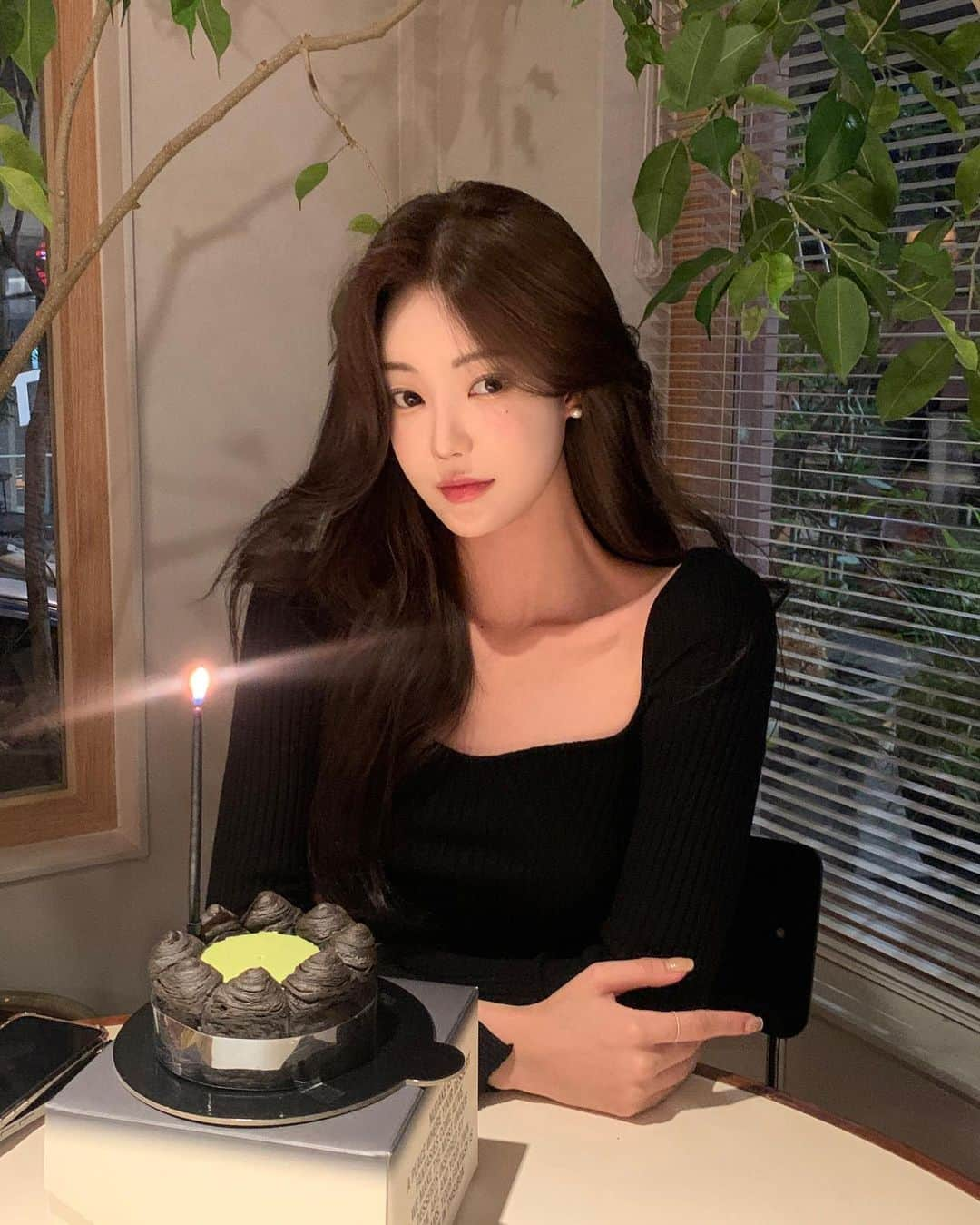 キム・ダビンのインスタグラム：「햅삐벌스데이 투 미 🎂 p.s 이 날 사진 900장 찍혔더라 얘들아」