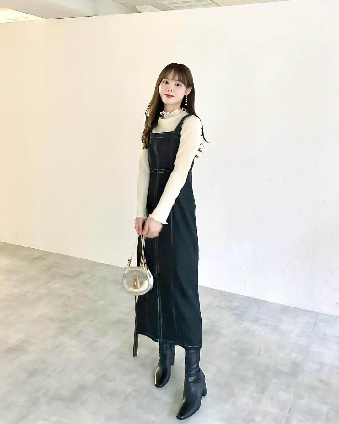 磯田 ひかる(Hikaru Isoda) のインスタグラム：「こんばんは🤍 今日も一日お疲れ様でした〜！☺️  ハイネックシアーブラウスの着回しコーデ♡ この時期登場頻度がたかくなる、、、🥺🩶  【着用アイテム】 Tops @classicalelf_official  Dress @tocco_closet @tocco_zozotown   ------------------------------ picaru：162cm / 骨格ウェーブ 1st ブライトスプリング 2nd ブライトサマー  大人可愛いスタイルアップコーデ ヘアメイクを合わせた トータルスタイリングを提案🤍  不定期にストーリーで ファッションお悩み相談募集中🥰 ------------------------------  他の投稿を見る→【@picaruuu】」