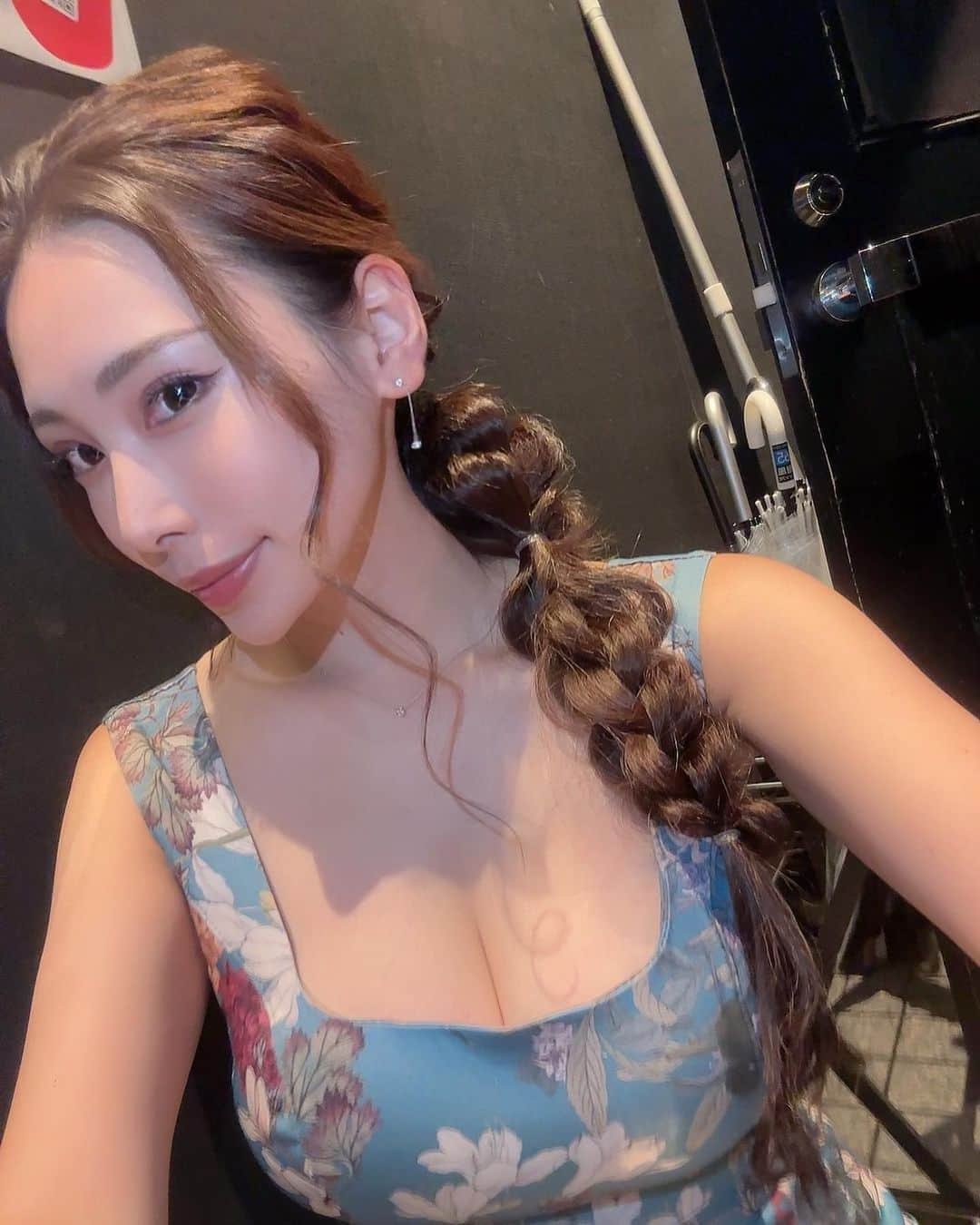 不二峰摩耶さんのインスタグラム写真 - (不二峰摩耶Instagram)「久しぶりにヘアメイク🥰 あみおろしかわいい💕一番好きなアレンジ✨ #本日出勤#ヘアメイク#編み下ろし#六本木#キャバクラ #キャバ嬢」9月13日 22時01分 - ma_ya_0909