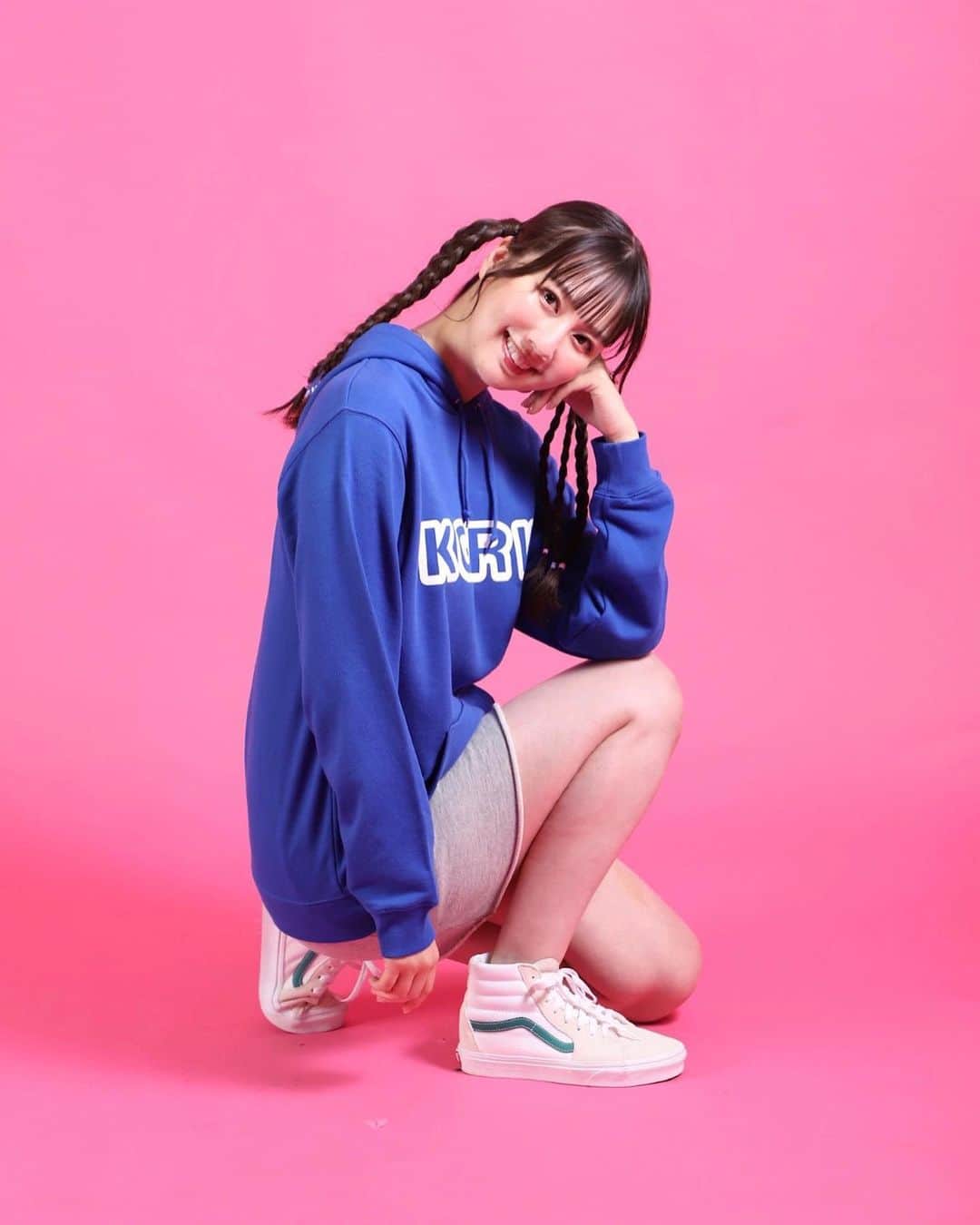 相場詩織のインスタグラム：「🦘❤️  KANGOL REWARDさんとの コラボパーカー＆Tシャツの 受注販売がスタートしました✨ ▶︎ https://kangolreward.jp/SHOP/202372/235335/list.html  こんな貴重な機会は滅多に無いと思うので せっかくなら今回のコラボで無ければ 絶対に手に入らないような レアなデザインにしたいと思い、  皆さん一度は目にしたことがあるであろう あの世界的に有名なカンガルーマークを 私の大好きな地元秋田＆ラーメンと コラボさせちゃいました✨  どちらも性別年齢問わずシンプルに長く着られる デザインでありながら遊び心たっぷりです🌈  受注締め切りは10/16（月）までです♡ 完全受注生産で再販は無いので 是非GETして下さいね👹  デザインに込められた想いやこだわりは 少しずつ投稿していきます✨ 皆さんの喜ぶ顔を想像しながら 半年以上ずーっと密かに 準備していたのでやっと報告出来て 嬉しいです🥰  @kangol__reward  #kangolreward #kangolrewardコラボ #コラボ #コラボ商品 #パーカー #パーカーコーデ #パーカー女子 #カジュアルファッション #スニーカーコーデ  #スニーカー #スニーカー女子」