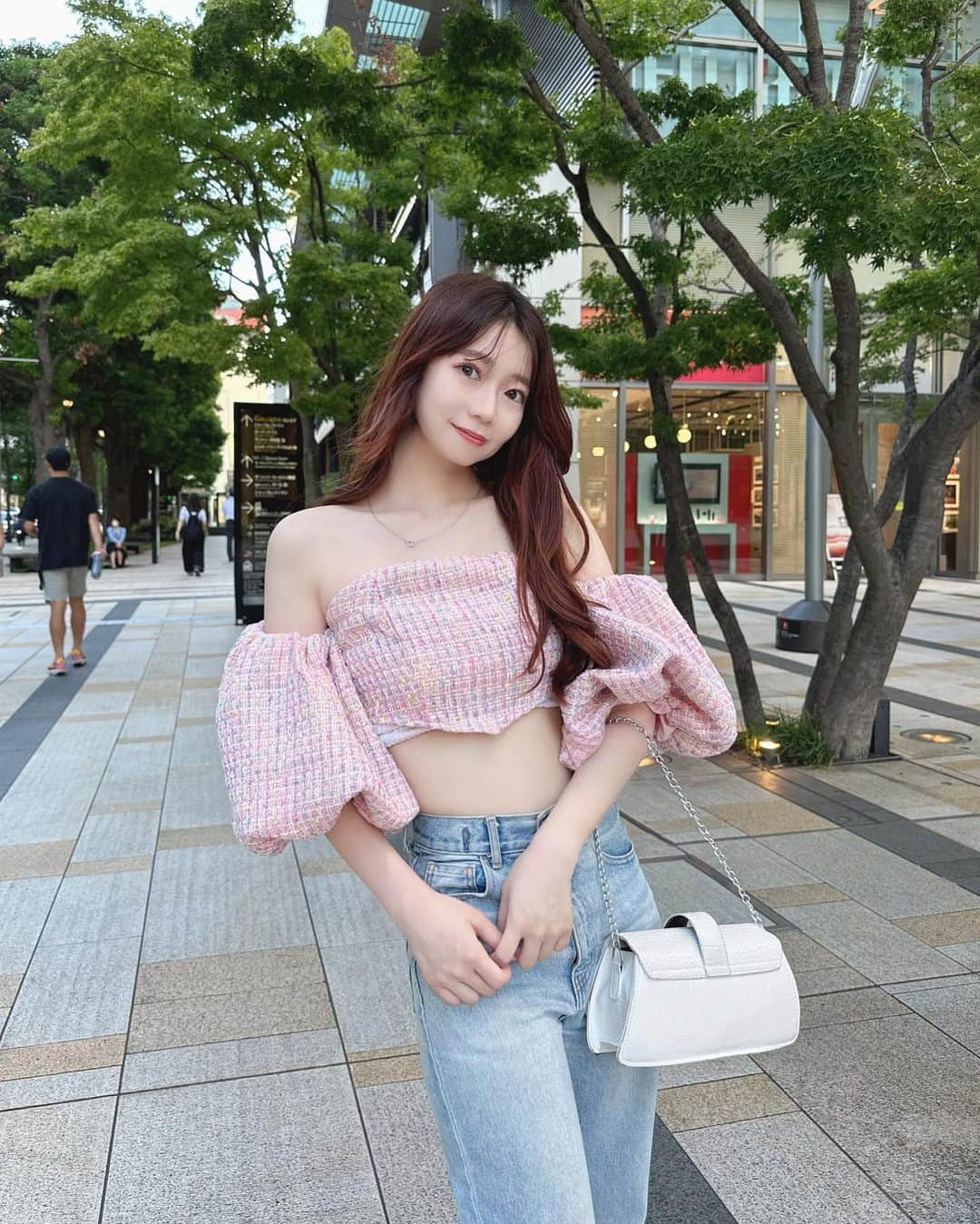 柏元萌華さんのインスタグラム写真 - (柏元萌華Instagram)「SHEINでゲットしたオフショルが大当たり☺️🩷ツイードも可愛いし生地感も厚くて高見え感…？✨  @yolu_official の全シリーズ使いしたら髪質も変わりすぎて感激🥹✨お家でヘアケア！  最近毎日使ってる @wrinkfade のコンシーラーはリキッドなのに固くてカバー力すごくて必須です！！😂  #yolu #カームナイトリペアブースターヘアミスト #wrinkfade #PR」9月13日 22時02分 - moepiii3_k
