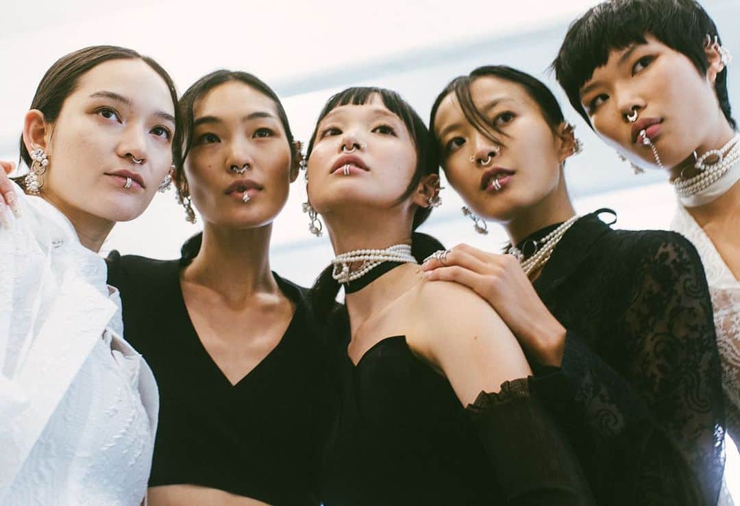 アディアムのインスタグラム：「Backstage Beauties.    Effortless ballerina-inspired hair with a modern twist by @LaurentPhilippon for @MrSmithHair.」
