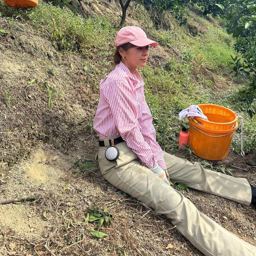 のインスタグラム：「農業修行🦾👩‍🌾 Step1 : ばあちゃんの言葉を聞き取る Step2 : ご飯をしっかり食べて体力をつける Step3: テンション上がるアイテムを身につける  この間ギフトでいただいた @kreafunk のスピーカーは農作業中も持ち運びできるし、防水だから雨に濡れても大丈夫！スピーカーがあるとテンションあがるから、どこにでも持って行きたい🔈」