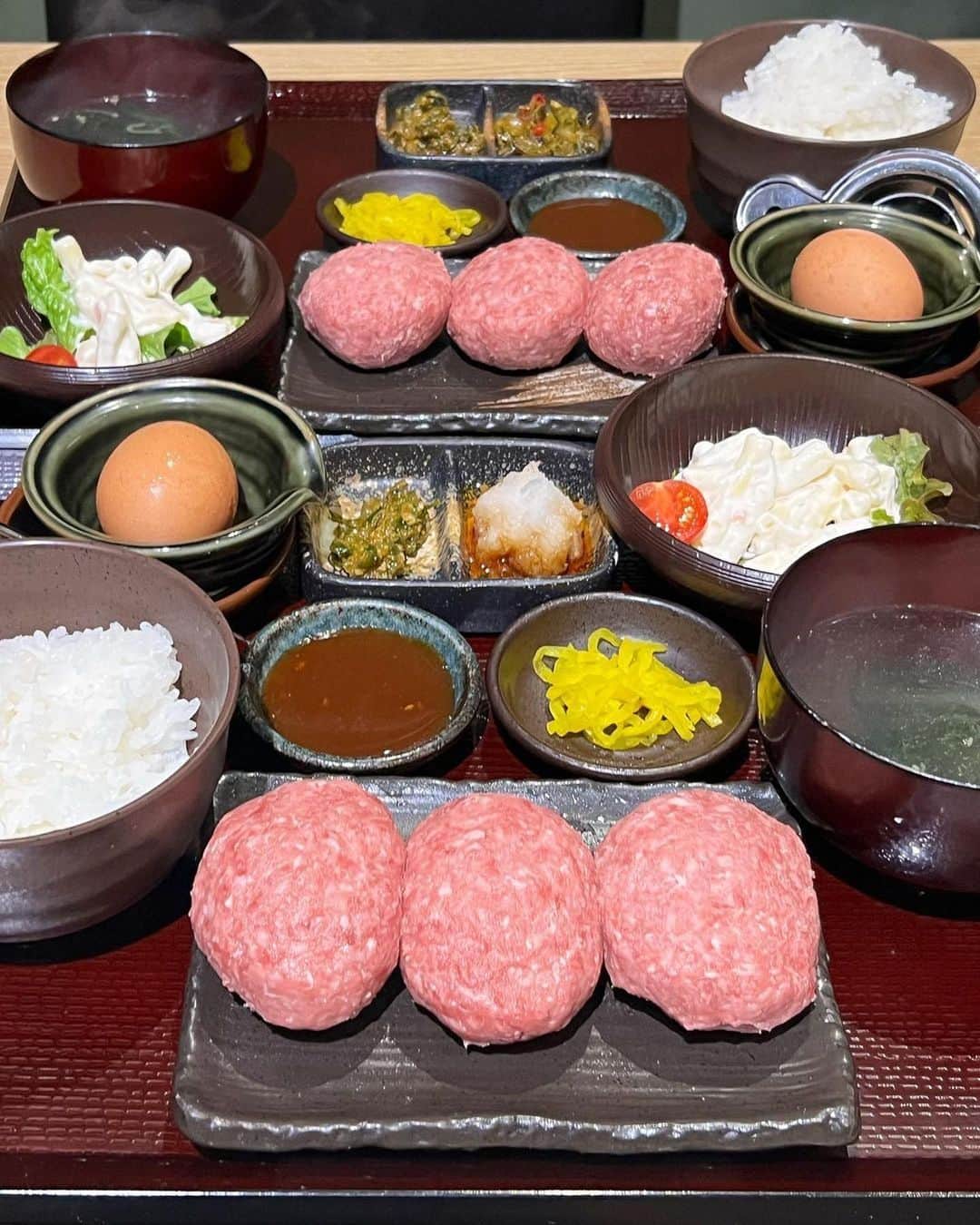 のインスタグラム：「📍「焼肉ホルモン炎風」 ･････････････････････････････････････････  焼肉屋お手製のこだわりハンバーグが必見🔥  今日は春日井にある焼肉屋さん「焼肉ホルモン炎風」さんをご紹介✨ 店内では、こだわりのホルモンを中心とした焼肉メニューが楽しめます💕  もちろん焼肉メニューも魅力的なのですが…実はこちらのお店、ランチタイムはハンバーグを提供されているんです🥢  焼きやすい大きさの小さめハンバーグがごろんと並んだ、見た目も豪華なランチセット🍖お好みでハンバーグも追加できるそう✊  お肉は自分好みの焼き加減で焼けるのが嬉しい💫 調味料も種類豊富なので味変しながら楽しめるのもポイントです◎  春日井で美味しいガッツリランチをお探しの方！ ぜひ、「焼肉ホルモン炎風」さんで、自分好みに焼き上げるハンバーグランチを楽しんでみてください🌿  ┈┈┈┈┈┈┈┈┈┈┈┈┈┈┈┈┈┈┈  🍤名古屋のローカルグルメメディア【ナゴレコ】🍤  名古屋人がレコメンドする本当に美味しい名古屋めし🥢 これさえフォローしておけば、街の流行りがきっとわかる◎ 100名以上の編集部で作り上げる、名古屋エリア最大規模のグルメメディアです📝  他の投稿はこちらから👉 @nagoya_food  ┈┈┈┈┈┈┈┈┈┈┈┈┈┈┈┈┈┈┈  素敵な投稿にタグ付けしていただきありがとうございます✨  #ナゴレコ で、あなたの投稿をリポスト！ webサイト「ナゴレコ」もチェックしてね👀 ･････････････････････････････････････････  ☞ photo by （ @n.s.z.k.nagoya ）さん  【1000円ランチ🥢】 個室焼肉ホルモン 炎風 春日井店 ★★★ 🏠 愛知県春日井市味美上ノ町２０６４−３ 🅿️多数  @enpu.hormone  春日井にある焼肉屋さんのハンバーグランチ 自分の好みで焼けるのが良き！  🔸名物　炎風ハンバーグ　¥1,000 ＋（1個追加¥380）  和牛ハンバーグ80グラムX2個おかわり めし、スープ、自家製薬味。  ハンバーグは1つ追加しましたが、薬味は 好きな種類を二種類選びました。  自家製食べる高菜ラー油／わさび/大根おろしポン酢/青唐辛子ねぎ味噌／さっぱり紅しょうが  ハンバーグは大きくて肉厚！ ボリューム満点でしたが薬味とライスが 食欲止まらなくなるやつ💛 美味しかったです  ごちそうさまでした♪」