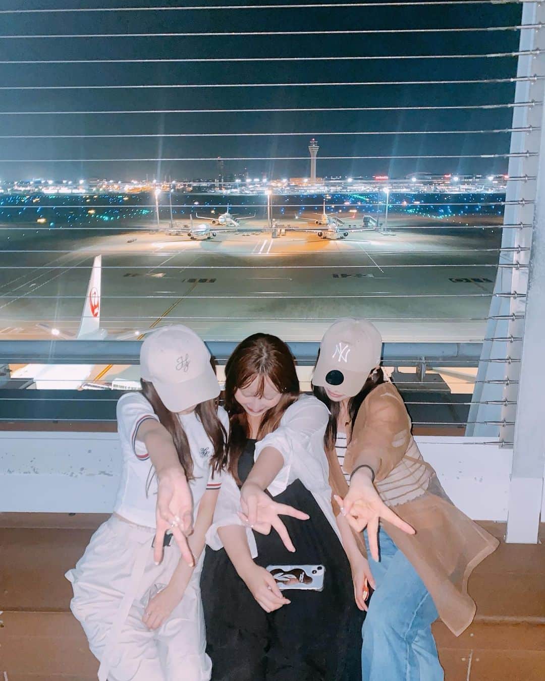 谷川愛梨のインスタグラム：「夜の空港〜🌃🛩 展望デッキから見える景色がとっても綺麗でした☺️」