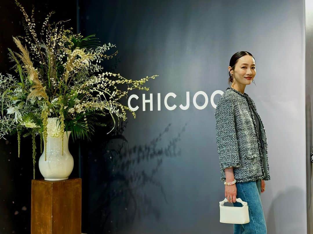 樹神のインスタグラム：「中国では多数の著名人に愛用されているブランド、CHICJOC(チックジョック)が日本に初上陸。 ローンチの展示会におじゃましてきました。  ビッグメゾンと同じ最高品質のマテリアルで、お買い物しやすい価格を追求されているそう。 ツイードの糸の複雑なミックス感や美しい発色のカシミアの触り心地に何度もうっとりしてしまいました。 エレガントでありながらカットやサイズ感が絶妙にモード。 ぜひチェックしてみてください！  @chicjoc_official   #CHICJOC #チックジョック  @mika_nasukawa  いつもありがとうございます♡」