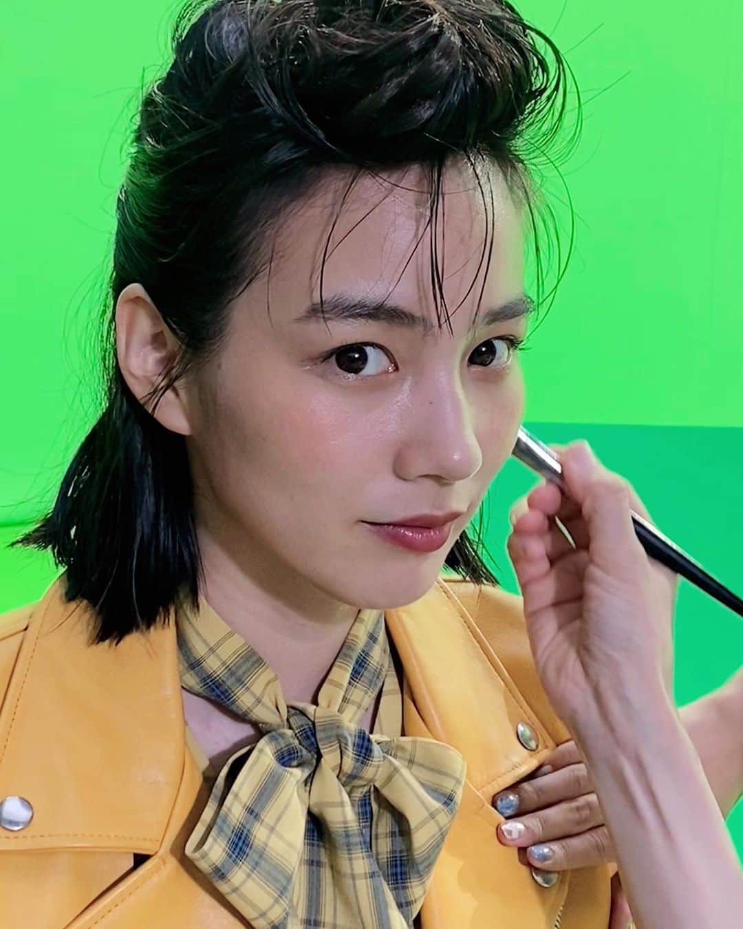 のん（能年玲奈）のインスタグラム：「バター増量のリニューアルバージョンの、#かじるバターアイス が26日から発売🧈 CMでは、ゴリゴリロックに乗せてのんがかじバタかじってる。 美味しかったー🐄  Styling: @izumimachino Hair&Make up: Shie Kanno  #のんかじバタかじるのん」