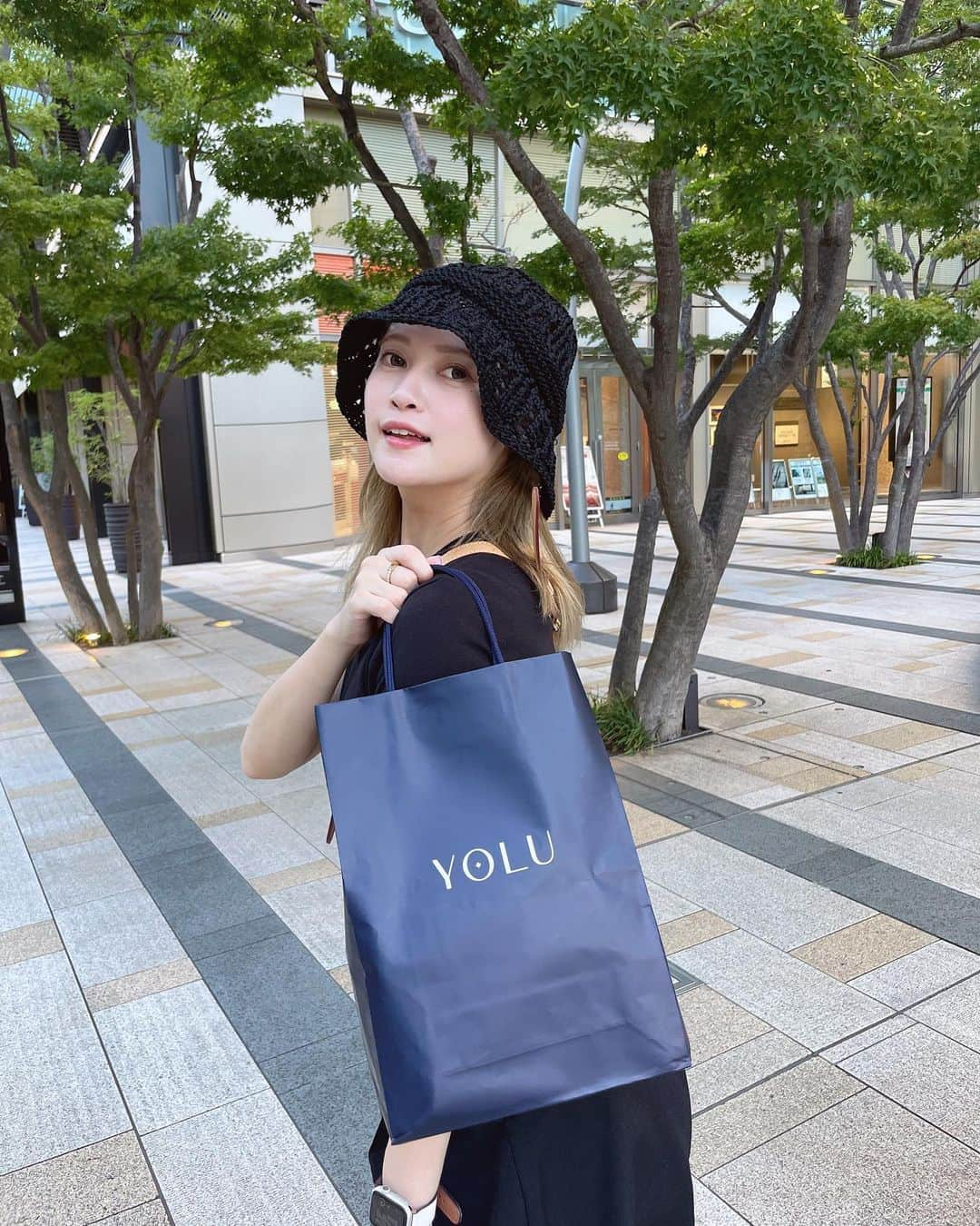 南彩夏さんのインスタグラム写真 - (南彩夏Instagram)「またまた @yolu_official ⭐️ 最近は毎晩YOLUカームナイトリペアブースターヘアミストを使用しています🙌🏻自宅で髪質改善されたぁ✨ ブリーチヘアに潤いを取り戻してくれて気に入っています🫶🏻  2枚目はYOLUの系列ブランドの @wrinkfade のコンシーラー💡 肌に置いたあと少し乾かしてから馴染ませるとお聞きし その手順で使用してみましたが、本当にシミやホクロが隠れて必須アイテムとなりました🙈  ポーズが意味不明と言われたけどこちらの写真を載せます✌🏻  #YOLU #カームナイトリペアブースターヘアミスト　#PR #wrinkfade」9月13日 22時09分 - ayakaminami3