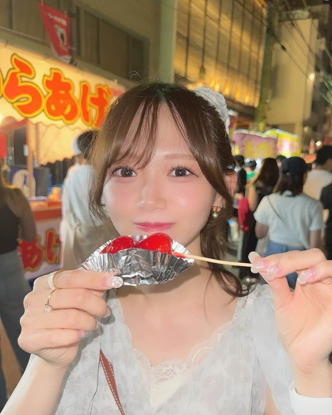 畑美紗起のインスタグラム：「だいすきないちご飴🍓🍬 みんなは屋台の食べ物なにがすき？  わたしはね、いちご飴といちごのかき氷と じゃがバターときゅうりとゲソ焼きがすきかなあ❕❕ 🍧🍓🥔🧈🥒🦑  お祭りの食べ物って美味しいよね、 この日はベビカスとかたくさん食べたよ🧸🥞  #お祭り #屋台 #畑美紗起 #祭り#夏 #夏休み #夏コーデ #彼女感 #japan #japanese #me #shooting #instagood #dailylook」