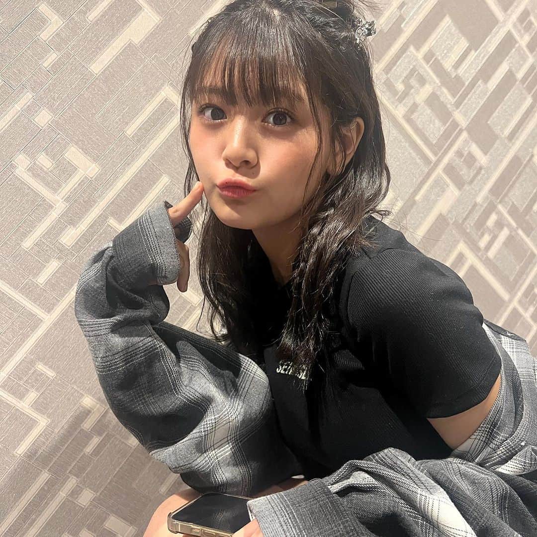 伊與田綾音のインスタグラム：「前髪伸びてきました！ 切ります💇🏻‍♀️✂️♡ ̖́-」