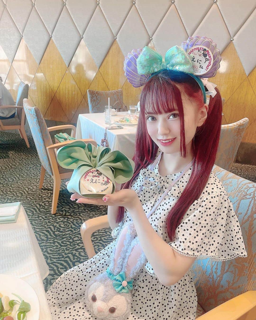 絵仁のインスタグラム：「Birthday Disney🐠🐬🫧 ヤナギダのおかげで最高な1日になったよ🐚ありがとう(　˙-˙　) ❤︎ ❤︎ ❤︎ #ディズニー #ディズニーコーデ #ディズニーシー #ディズニーホテル #ディズニーリゾート #リトルマーメイド #アンバサダーホテル #ディズニーアンバサダーホテル」