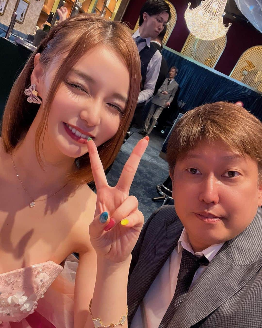 𝑒𝑟𝑖𝑘𝑎さんのインスタグラム写真 - (𝑒𝑟𝑖𝑘𝑎Instagram)「卒業式最終日に みんなと撮った素敵なお写真👸✨🥹🩷🤭      #卒業式 #最終日 #soumei RED #シャンパンタワー #リクエストソング #ピンクドレス #プリンセス #THEHANY東京 #感謝 #サプライズ登場 #腰が砕けた #号泣 #不安いっぱい #キャバ嬢 #ポセイドン六本木 #白石えり」9月13日 22時12分 - eri.4734