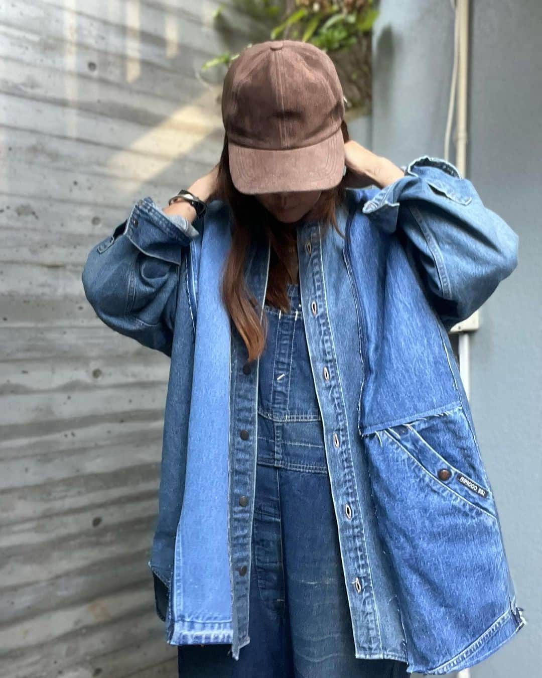 Megのインスタグラム：「シャツだけどジャケット寄りという感じの肉厚さ  男性にも着ていただけそうだし女性はオーバーサイズでワンピースみたいにロングブーツに合わせてなんて感じも素敵かもって丸の内店のみなさんと話してました  @whimgazette_official のシャツとSwellに置いてたデニムを使って作ってます  ・・・・・・・・・・・  丸の内エリアでは、9月14日（木）～18日(月・祝）の期間、ファッションを楽しみながら社会貢献ができるサスティナブルなファッションイベント、 「LIVE STOCK MARKET in MARUNOUCHI」開催します 世界中で、アパレル製品の過剰生産とそれに伴った 在庫の大量廃棄や焼却などが社会問題となっています そのような中、アパレルメーカーが抱える経年在庫(DEAD STOCK)に目を向け、スタイリストの視点で選別・再編集し、新たなストーリーを加えて、生まれ変わった商品「LIVE(ライブ) STOCK (ストック） 」※として販売する、小沢 宏氏の取組みに多くの注目が集まっています 本イベントでは、小沢 宏氏を総合プロデューサーとして起用し、ファッションを軸に、これからの未来にとって欠かすことのできないサスティナビリティに触れることができるコンテンツを丸の内エリアで開催します」