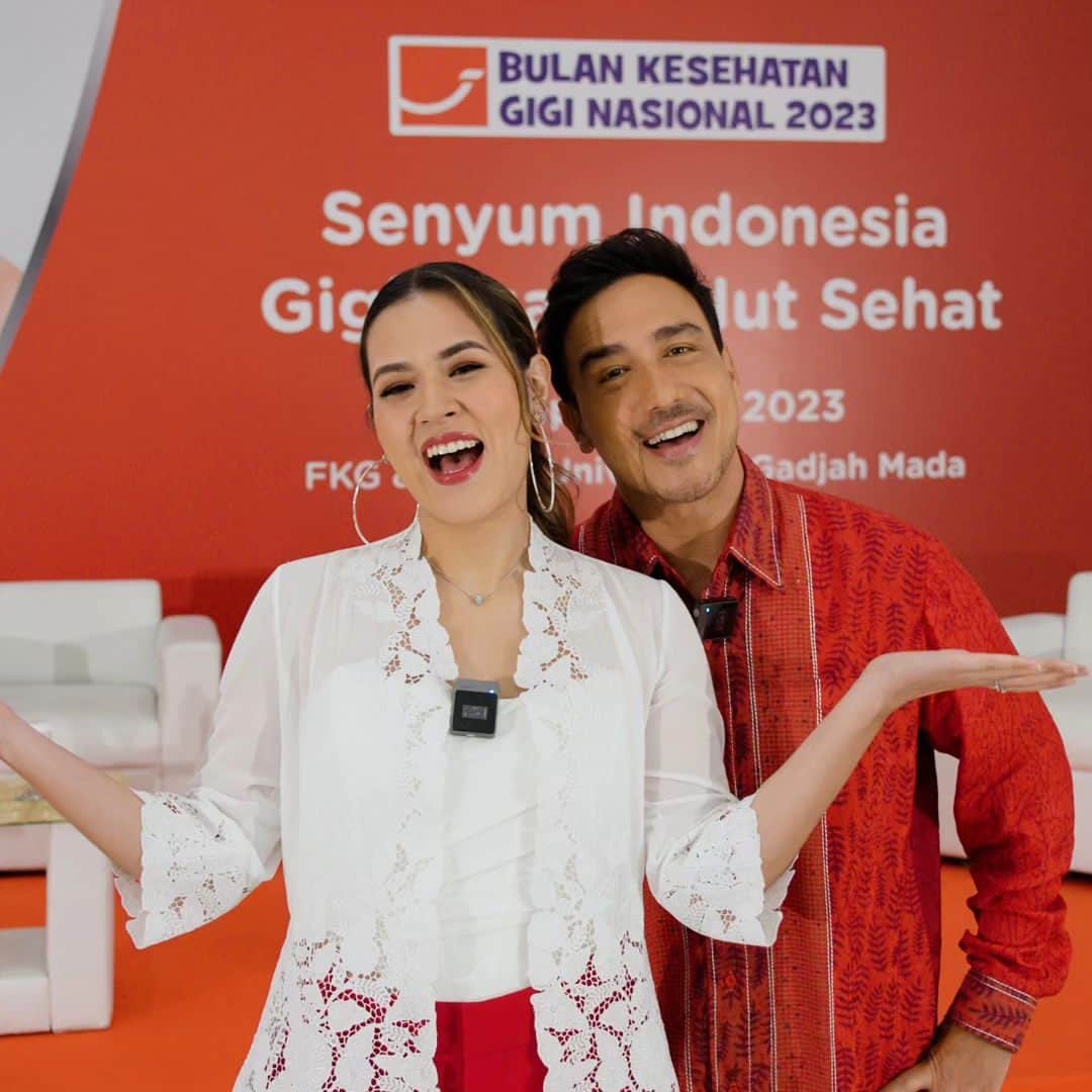 Raisa Andrianaのインスタグラム：「Celebrating Bulan Kesehatan Gigi Nasional bersama @tanyapepsodent di FKG UGM!  Dalam rangka BKGN 2023 kamu bisa dapat perawatan gigi GRATIS: scaling, pencabutan sederhana, penambalan sederhana & preventive dentistry GRATIS di seluruh FKG & RSGM di Indonesia! Selama bulan September - Februari 2024.  Yuk, manfaatkan perawatan gigi GRATIS sekarang! Cek jadwalnya di bit.ly/BKGN-2023   Kamu juga bisa konsultasi dokter gigi GRATIS dengan scan QR code yang terdapat di pack Pepsodent Pencegah Gigi Berlubang atau bisa hubungi secara langsung via WA Tanya Pepsodent +62 878-8876-8880 ya!  #BKGN2023 #SenyumIndonesia Gigi Kuat, Mulut Sehat」