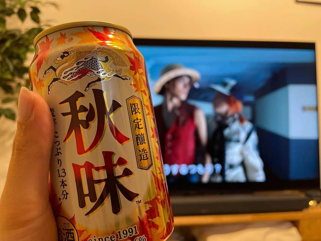 古賀麻里沙のインスタグラム：「みなさんこんばんは🌛 今日も飲んでますか？？酔い子の味方、ビールおねえさん古賀麻里沙です。  今宵のご褒美ールのお供はネトフリ。 今話題沸騰中の実写版ワンピース🏴‍☠️  アニメ初期世代で実写版は半信半疑だったんだけど、初っ端からどハマりな予感しかない。 ゾロが一番好きだったなぁ、と思い出しながら見てたけどやっぱりゾロかっこよすぎる、三刀流。  しばらくはビールのお供になりそうです。 こんな時間から一気見しちゃうかもしれない。  実写版ワンピースかっこよ。  秋の夜長に秋味とドラマ鑑賞。  #ワンピース #実写版ワンピース #ネトフリ #ネットフリックス #Netflix #ONEPIECE #ビール #ご褒美ール #今宵のご褒美ール #キリンビール #秋味」