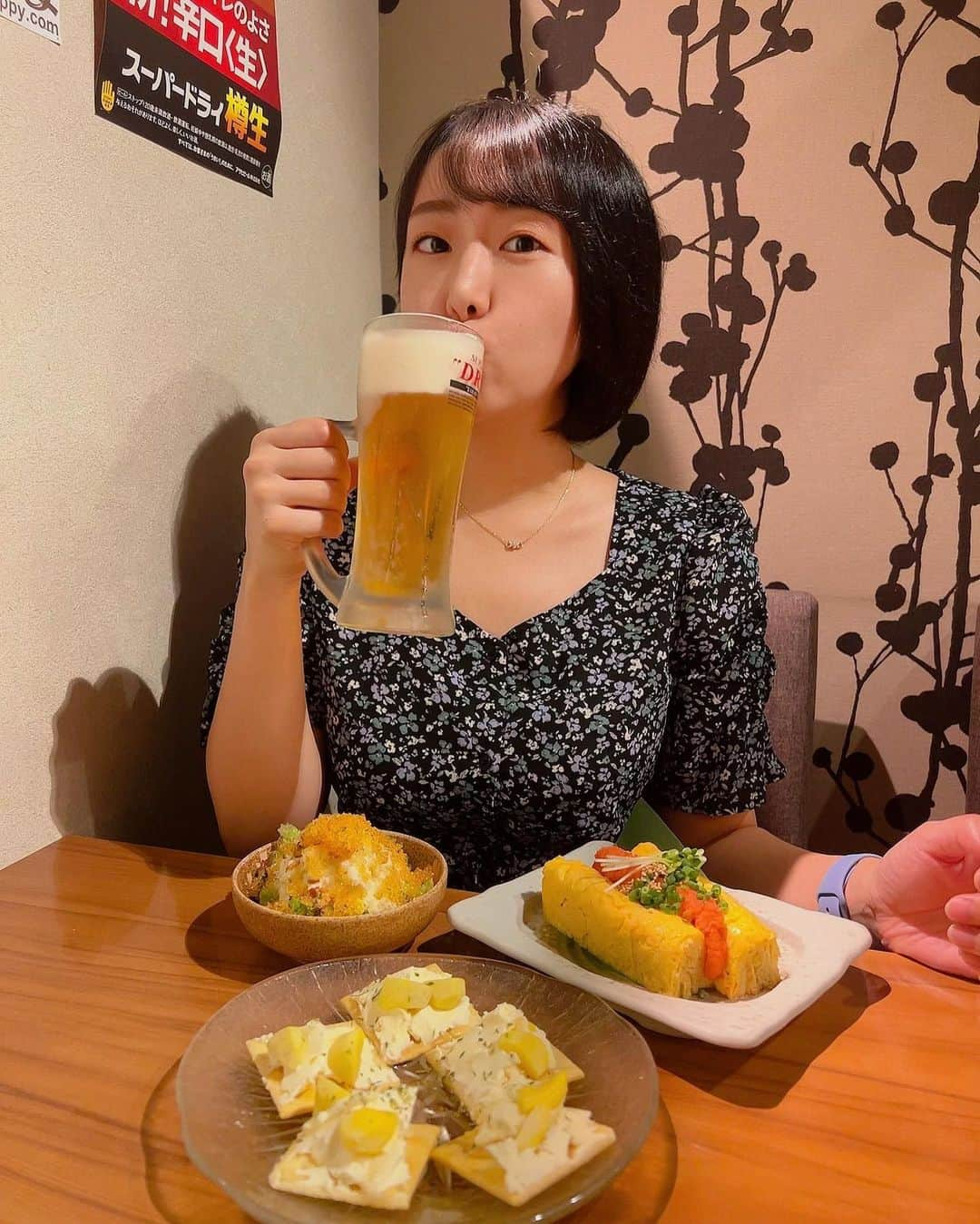 蒼井まやのインスタグラム：「. 今日はどこへ行こうか 今日はどこで飲もうか  ハピネスを求めて到着したのは…そう！津田沼！ 千葉県民なら一度は学生時代遊びに行ったことあるよね？ なんとパルコ閉店してた…みんな知ってた…？ ちなみに千葉のパルコも閉店してタワマンになっちゃたよね みんなもっと千葉で遊ぼうよ〜！！！  駅からトコトコ歩いて3分くらい。 〈だるま 津田沼店〉 @darumatsudanuma   今日はアラカルトで〜 ザ・居酒屋さんってやつ！ 個室なので周り気にせず楽しめて最高だった〜 野球と酒が好きな女と飲みまくったよ♡  ・金のポテトサラダ ・栗と紅茶のクリームチーズ ・明太だしまき ・お刺身 3点盛り ・ローストビーフ with チーズ ・ポテトフライ with チーズ ・いくらと鮭のバター釜飯  まずは安定にビールでカンパーイ🍻 はい、ハピネス👼 ビールはいつ何時飲んでも美味しいね。 夏はやっぱりスーパードライ！  秋メニュー気になったので一通り頼んでみたの〜  金のポテトサラダは金のとびっこがたっぷりんこ♡ こんなんお酒すすむしかないやん〜 ちびちびやりました。  栗と紅茶のクリームチーズはこれわたし好きなやつですね。 甘いのとクリームチーズは鉄板。 栗と紅茶とか秋感満載で女子ウケ抜群やな。  いくらと鮭のバター釜飯は席で炊き上がるスタイル！ なんとこれお酒飲める釜飯です。笑 おこげがまたさぁ…天才なの〜？まじお酒すすむ。  まあこのへんからスーパーハイボールタイムだよね。 なんとなんとだるまハイボールは190円！ なんじゃそりゃ。酔ってまうがな。  そしてそしてお待ちかねのチーズさま🧀💛 ローストビーフとポテトにかけちゃいました！ 合わないわけがないよね。 うん、好きです。  明太だしまきはぷるっぷるでめんたいこたっぷりで 酒飲みにはまじでたまらんかった。 こりゃ焼酎や〜と思ったけど結局ハイボール止まらんかったな。  野球好きな女と中継見ながらお酒飲んで あー最高に楽しかった。 お互い推し球団かぶってないからあっち見てこっち見て とっても忙しかったよね。笑  津田沼久々に来たけどやっぱり千葉っていいな みんなおいでよ千葉へ  🎪大衆個室酒場だるま 津田沼店 📍千葉県船橋市前原西2-13-23 フラッピ津田沼 5F 🚃津田沼駅 徒歩3分  #津田沼グルメ #津田沼居酒屋 #津田沼 #津田沼居酒屋 #津田沼ディナー #千葉グルメ #千葉ディナー #千葉飲み #酒クズ #酒飲み #酒飲み女子  #お酒好き女子 #お酒好きな人と繋がりたい #お酒大好き #飲みスタグラム #飲み好きな人と繋がりたい #飲みに行きたい #ビール女子 #ビールスタグラム #ビールすきな人と繋がりたい」