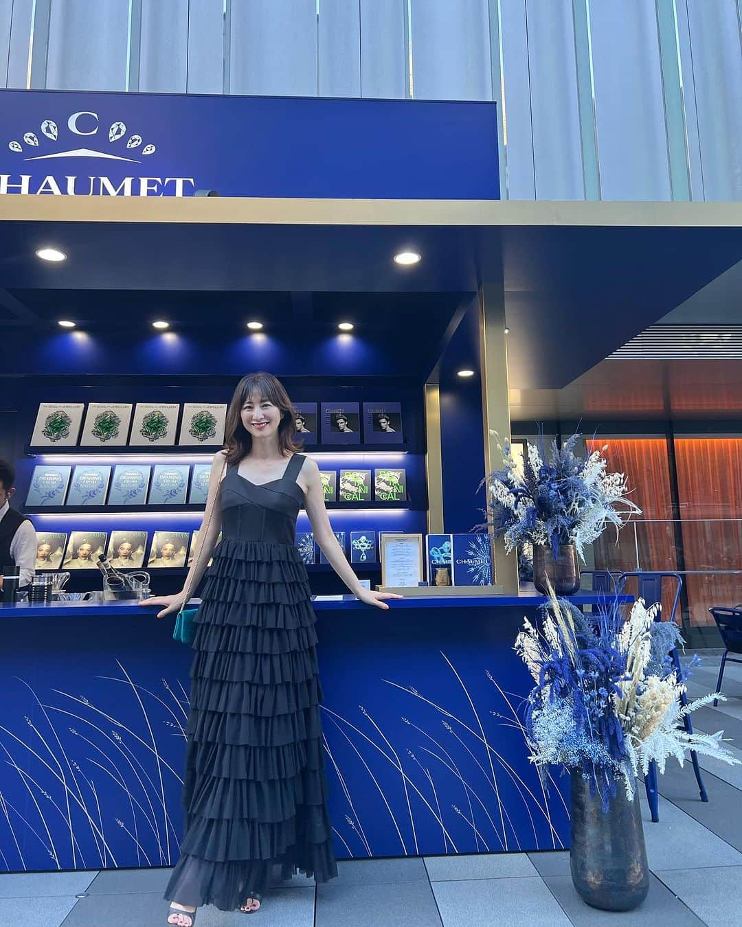 前田ゆかさんのインスタグラム写真 - (前田ゆかInstagram)「9月14日GINZA SIX2階に オープンする @chaumetofficial  #CHAUMET 新店舗に お邪魔してきました✨  鮮やかなディープブルーがブティック全体に彩りを与え、 落ち着いた優雅な空間。  壁に飾られた光り輝くティアラに うっとり✨ 価値あるものを見て高揚感、 喜び溢れました✨  オープンを記念してGINZASIX2階三原テラスに日本初、期間限定ショーメpopupカフェが登場。  ほんのり甘いハニーラテをいただき癒されました♪ メゾンの歴史や書籍の展示、 スイーツの販売もありましたよ。  カフェは24日まで、 この機会に ぜひ足を運んでみてください💙  dress @doublestandard_official  shoes @chanelofficial  #chaumet #ショーメ #ginzasix #ショーメGINZASIX店」9月13日 22時16分 - maeyuka