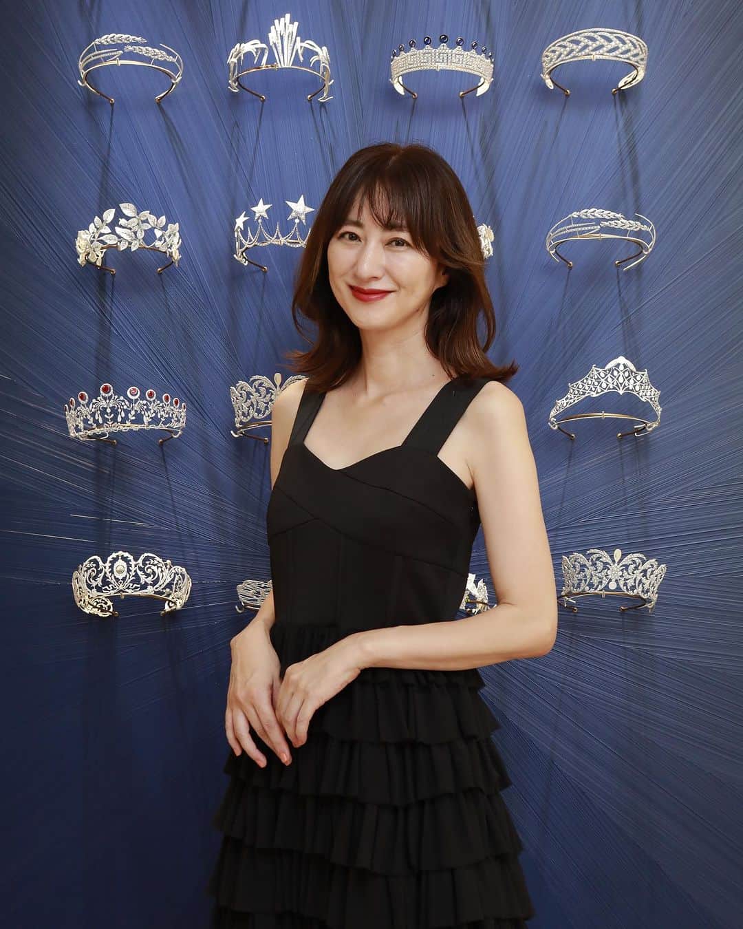 前田ゆかのインスタグラム：「9月14日GINZA SIX2階に オープンする @chaumetofficial  #CHAUMET 新店舗に お邪魔してきました✨  鮮やかなディープブルーがブティック全体に彩りを与え、 落ち着いた優雅な空間。  壁に飾られた光り輝くティアラに うっとり✨ 価値あるものを見て高揚感、 喜び溢れました✨  オープンを記念してGINZASIX2階三原テラスに日本初、期間限定ショーメpopupカフェが登場。  ほんのり甘いハニーラテをいただき癒されました♪ メゾンの歴史や書籍の展示、 スイーツの販売もありましたよ。  カフェは24日まで、 この機会に ぜひ足を運んでみてください💙  dress @doublestandard_official  shoes @chanelofficial  #chaumet #ショーメ #ginzasix #ショーメGINZASIX店」