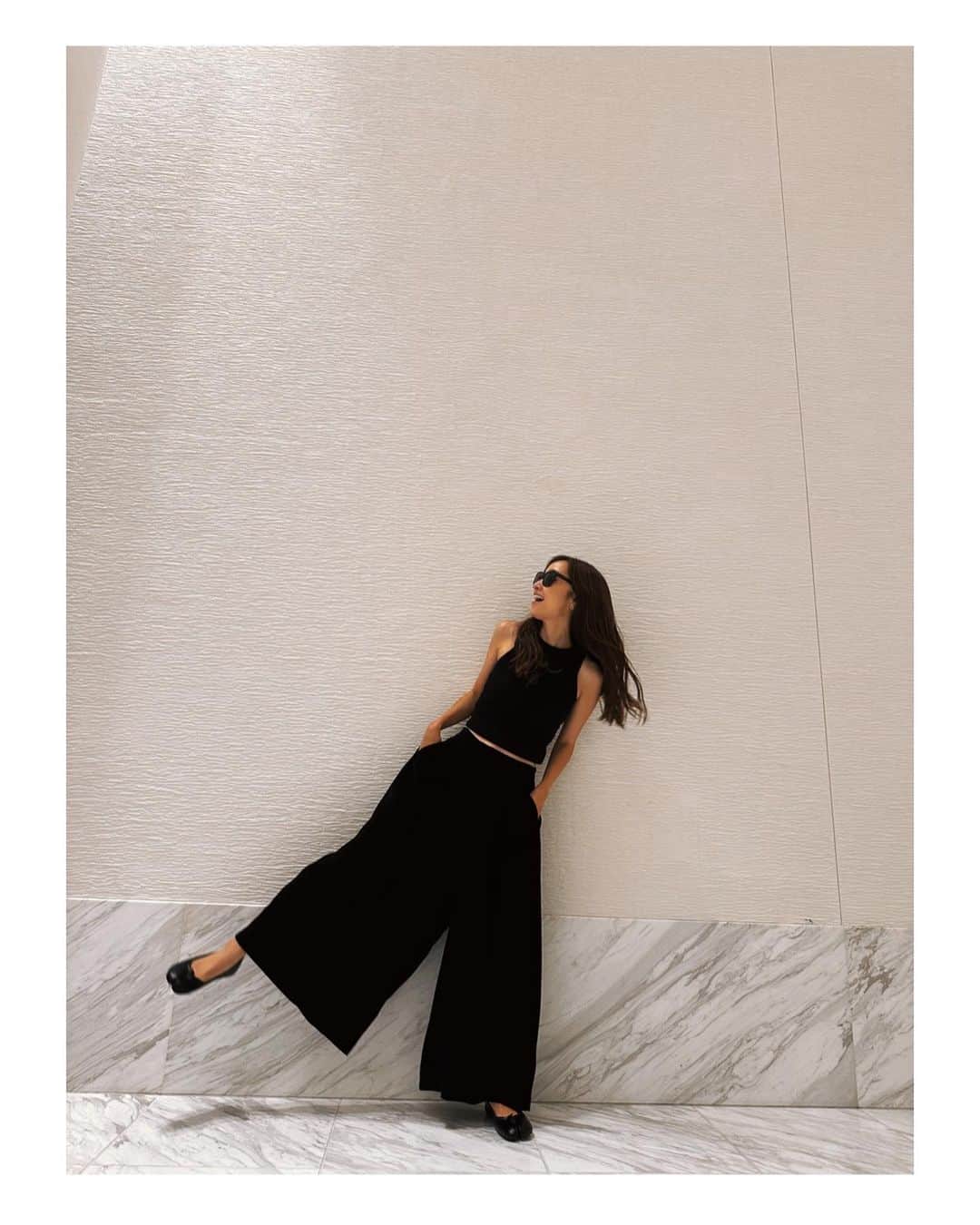 のインスタグラム：「dressy pants  @anne__jp のパンツはどれも履きやすくて使いやすくて 見た目もかなりこだわったから どれを選んでも気にいると思います  最近はこのドレッシーパンツが登場率高め♡  まだまだ暑いもんね 秋も活躍することまちがいなしだ♡  tops  @gu_for_all_  pants @anne__jp  sunglasses @tomford  #シンプルコーデ#ブラックコーデ#パンツコーデ#ママコーデ#カジュアルコーデ#タンクトップコーデ #fashion#story#very#very編集部 #ママコーデ#ママファッション」