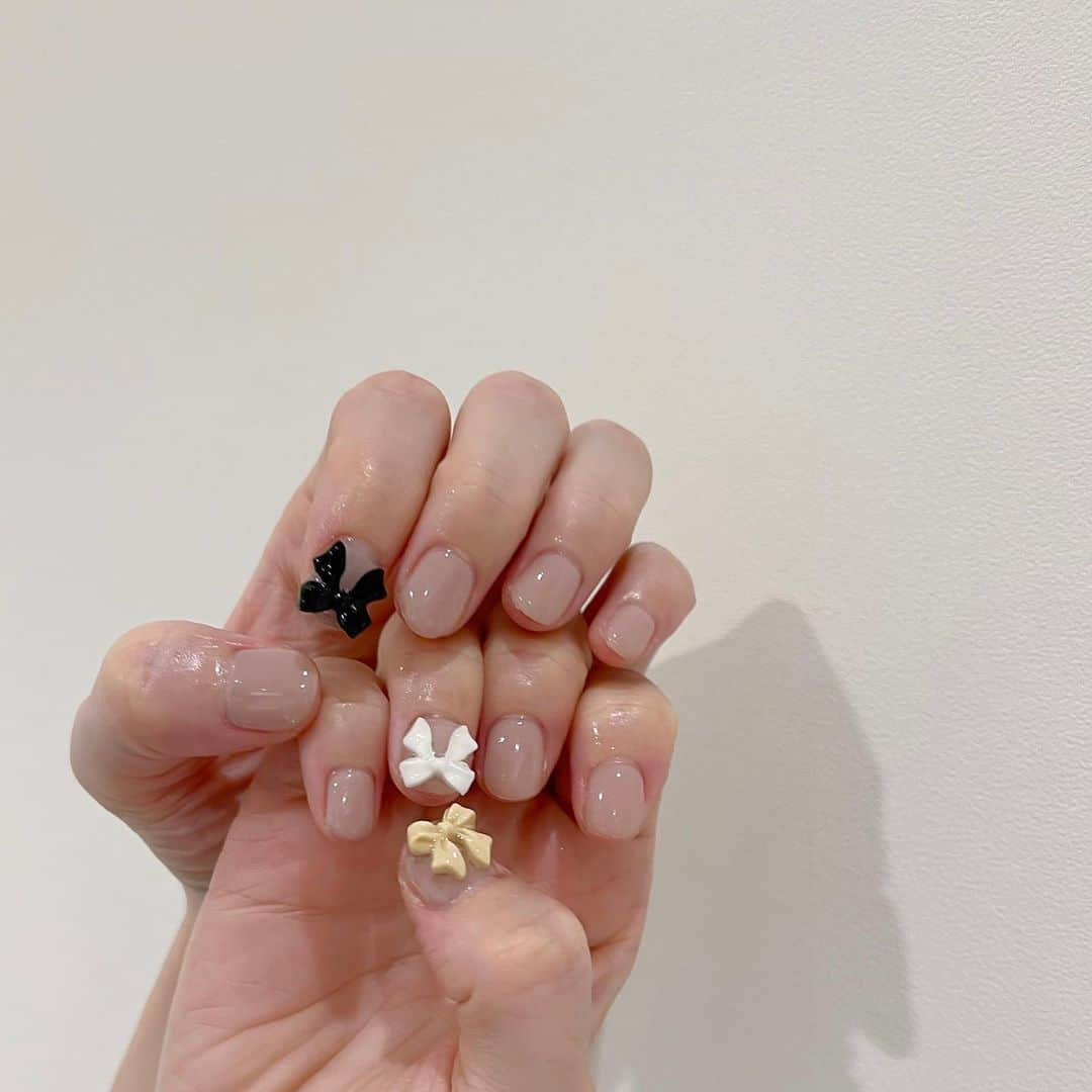 黒坂優香子のインスタグラム：「🎀🎀🎀  New nails💅  グレージュっぽいベースに white.beige.black3色のリボンで 甘すぎないリボンネイルに🫶🏻  可愛過ぎて….!! めちゃめちゃお気に入り♡  @nanachan_0317  いつもありがとう♡  #nails #ネイル #リボン #リボンネイル」