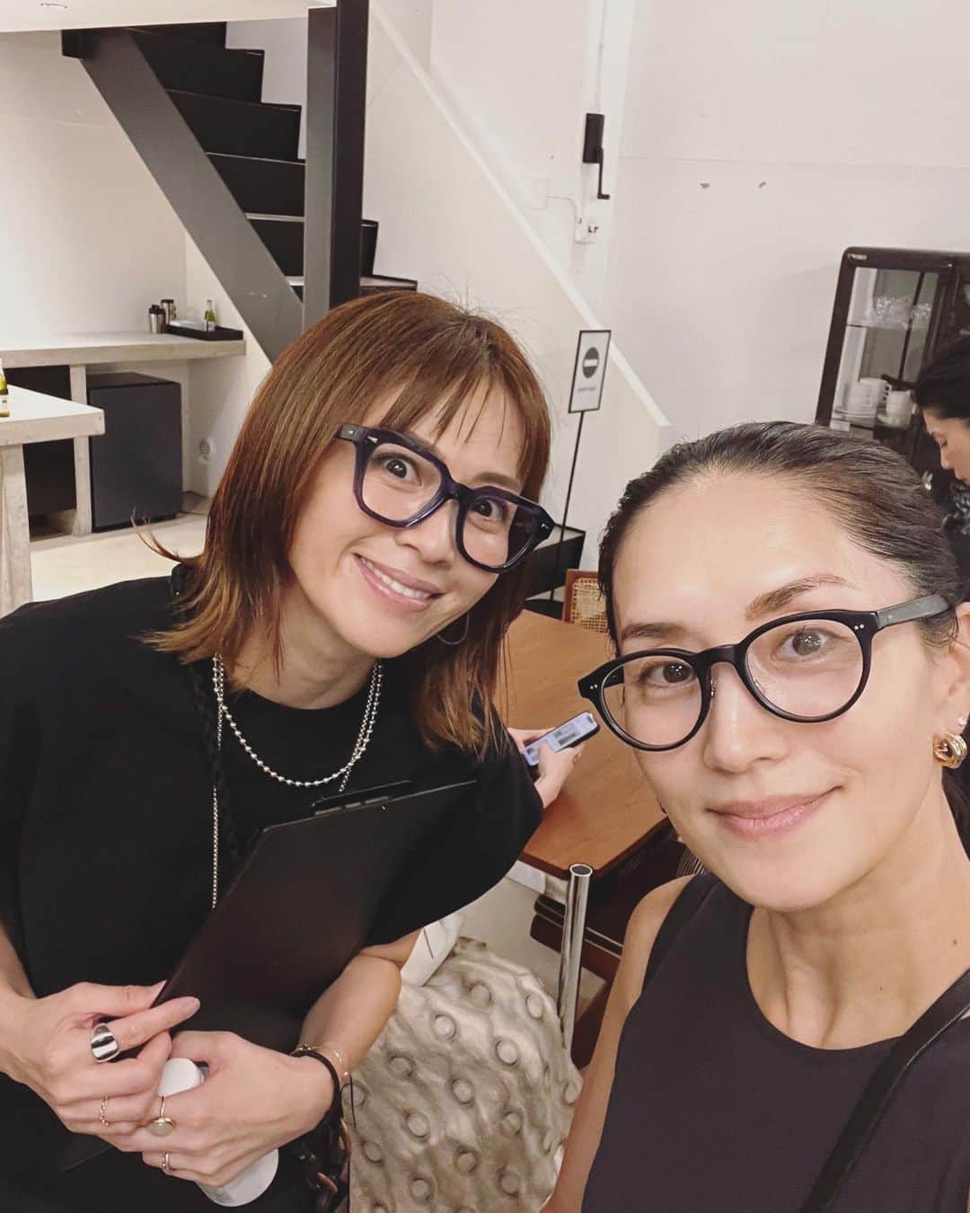 畑野ひろ子のインスタグラム：「先日の、 @hyke_official 展示会で @kame_kyo ちゃんともバッタリ会えた😆  スタイリストさんのアドバイス貰えながら、選べるなんて最高😆 もしかしたら同じアイテムチェックしてるね😁 2人ともメガネ👓だった😂」