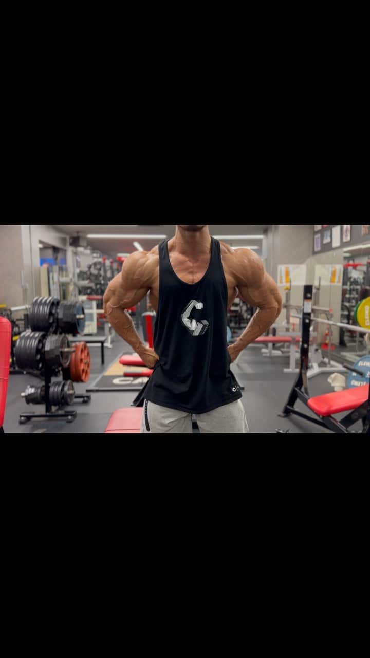 のインスタグラム：「Shoulder workout！ マシンショルダープレス マシンサイドレイズ ダンベルサイドレイズ マシンリアデルト ベントオーバーリアレイズ ライイングケーブルアップライトロウ （スーパーセット☟） シーテッドフェイスプル」