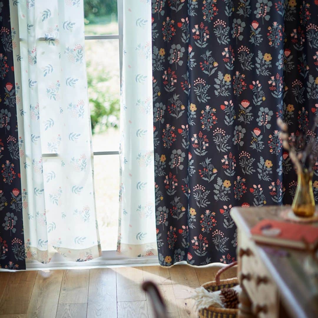 mini_labo_jp(ミニラボ) のインスタグラム：「秋の花や果実に囲まれて、深くやすらぐ。 大胆かつシックなプリント柄で植物を表現しました。  落ち着いた大人な雰囲気のカーテン。 だんだんと涼しくなってきましたね。寝室のカーテンも衣替えはいかがでしょうか。 ―――――――  各アイテムのページは画像をタップしてご覧ください。 ベルメゾンサイトにて商品番号でも検索していただけます。  ☑ プリント遮光・遮熱カーテン／秋を見つけて  商品番号：1237418  ☑ ＵＶカット・遮熱・遮像レースカーテン／秋を見つけて  商品番号：1237419  #minilabo #ミニラボ #ベルメゾン #BELLEMAISON #カーテン #リビングインテリア # 秋インテリア #寝室インテリア #花柄 #丁寧な暮らし #花柄 #おしゃれな暮らし #日常を大切に #暮らしを楽しむ #シンプルに暮らす」