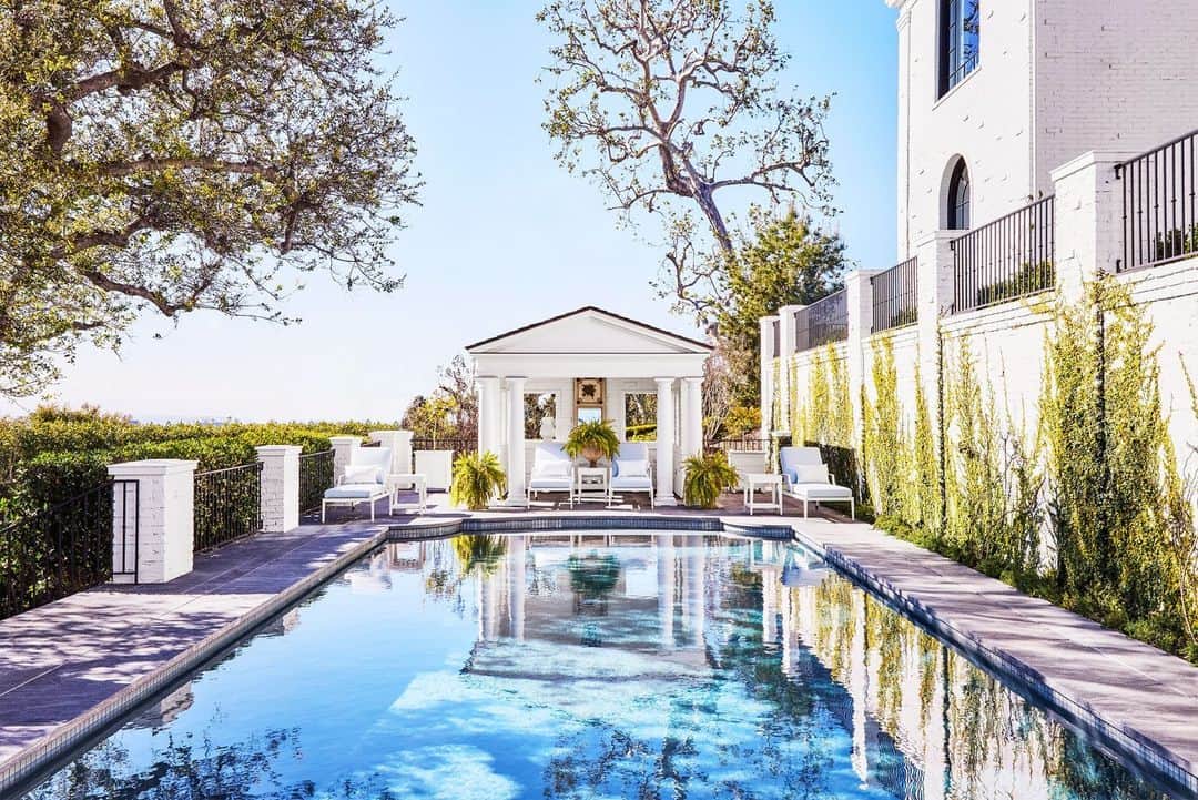 のインスタグラム：「Pool party, anyone? The original owner of this Bel-Air estate was the lawyer of Alphonzo Bell, the neighborhood’s original founder and developer. Rather than paying for his services, Bell gave his lawyer his pick of Bel-Air’s 600 original acres. And what beautiful acreage he chose, with views of rolling hills cascading down to the beach. Today, the homeowners, Too Faced founders Jerrod Blandino (@jerrodblandino) and Jeremy Johnson(@cdmnyc) called on designer Mary McDonald (@marymcdonaldinc) to make it their own, adding a pavilion by @mikeholzarchitect by the pool with outdoor furniture by @mckinnonandharris.   Click the link in the bio to tour the rest of this historic California estate, as featured in our September 2023 issue. Written by @cokhio. Photographed by @samfroststudio. Styled by @amykchin.」