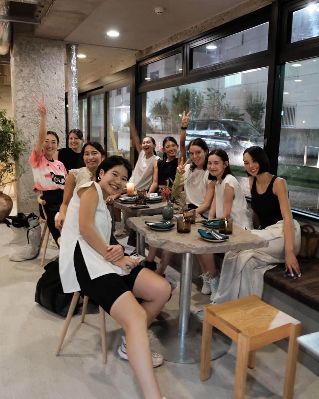 牧野莉佳さんのインスタグラム写真 - (牧野莉佳Instagram)「HEREIAMのRun session に参加させてもらった昨日☺︎  ここ最近は骨盤の緩さと筋力が走るのについていけず、怖くて走るのが億劫になってた、、 けどやっぱみんなで走ると楽しくて！ しかも久しぶりに走ってみたら、あれ？ゆるゆるだったのが戻ってきてるかもー！ってなってすごく嬉しかった♡ 久しぶりで5キロちょいしか走れなかったけど、ゆっくり自分のペースで戻していこう！ 走り出すきっかけをくれてありがとうございましたー♡  初めて行った大橋会館もリニューアルされたばっかりでおしゃれなオフィスだし、ご飯屋さんも美味しかったし、みんなで体動かして沢山話して最高の夜でした🌝！」9月13日 22時23分 - makino_rika