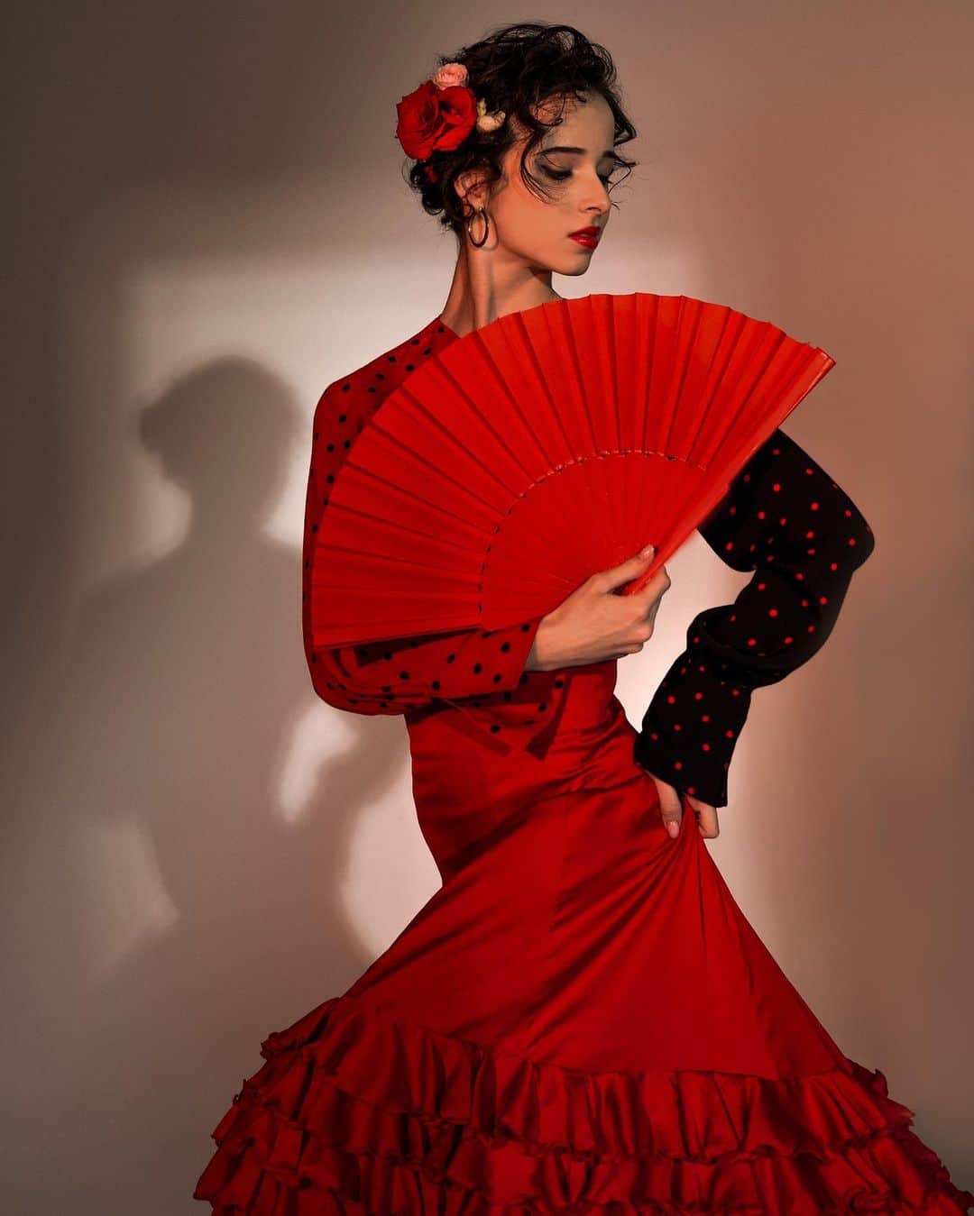マリア・コーレワのインスタグラム：「Getting ready to set the Spanish mood on stage in the 19th of September in “Don Quixote” ❤️‍🔥💃🏻 And remembering this wonderful photoshoot we had with dear @shamala_portraiting @shamala____ that inspired me so so much 🥹 Real flamenco dress by @aireflamencotheatre and makeup and hair by @yanamaiami 🥰  Включаем испанское настроение к «Дон Кихоту» 19го сентября! ❤️‍🔥💃🏻 Вспоминаю волшебную съемку с дорогой @shamala_portraiting @shamala____ , которая меня так вдохновила 🥹 Настоящее платье для фламенко любезно предоставили @aireflamencotheatre , а за макияж и привеска отвечала @yanamaiami 🥰」