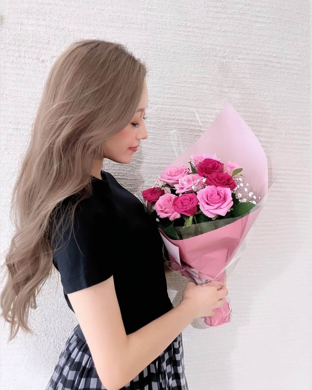 SUZUのインスタグラム：「🩷  11本の薔薇の花束🌹 『  最愛、宝物　』って意味らしい♡♡  #birthdaypresent #20230913#BD#26th#🎂 #darlingthankyou#🌹」