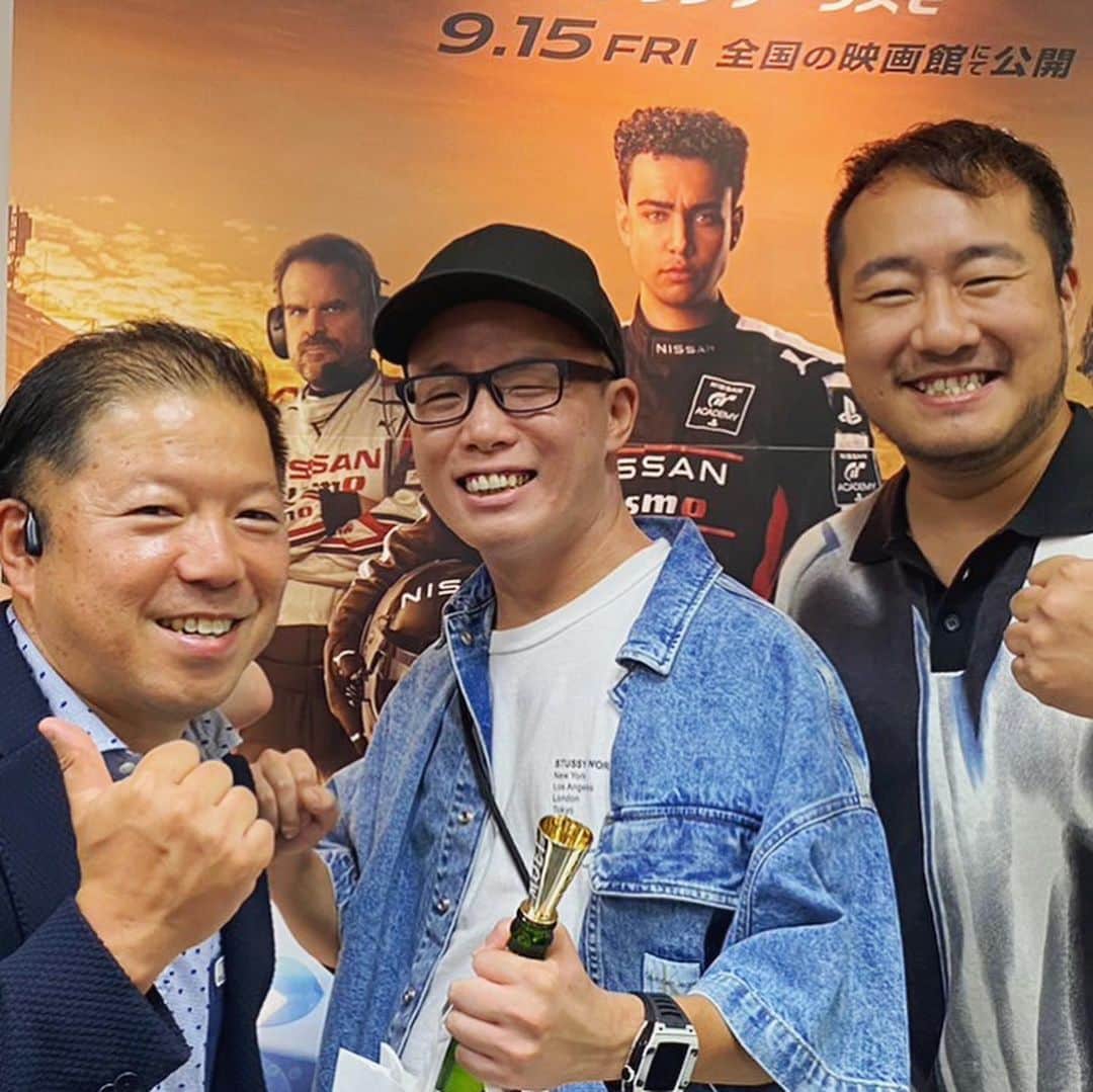 のインスタグラム：「今週9/15から公開の映画 「グランツーリスモ」を 一足先に@sonypicseiga さんで 鑑賞させてもらってきました！！！  夢を追いかける全ての人に希望を与えてくれる最高の映画でした。  なによりも音がいい。 コックピットに自分がいるみたいな錯覚になれてめっちゃテンション上がった！！  絶対映画館で見るのがおすすめです。  改めて、今回の試写会に招待してくれた @takakinakadai さん  ありがとうございました！！  #グランツーリスモ #実話だから熱いグランツーリスモ #granturismo」