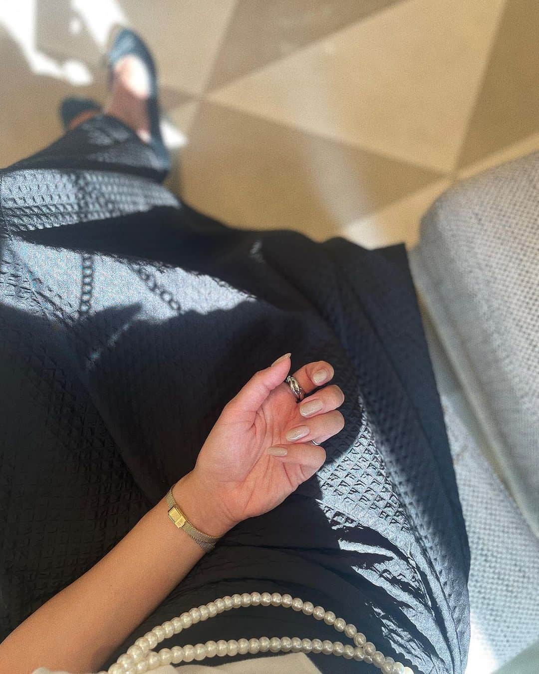 千葉優子のインスタグラム：「new nail🤍  相変わらず趣味でセルフジェルやってます🥰  今回はセリアのラメ入りのモカベージュ！  すごく綺麗なカラーだよー！ しっかり2回塗るとTHE グレーラメになるし 薄めだと透け感も出て可愛い🤍 おすすめ！  この前質問いただいていた 人差し指のリングはもうほぼ毎日付けてる @cene_316l のトリプルウェブリングです🤍  左手の薬指には結婚指輪、 左手の人差し指はこのリング、 右手の人差し指は天然石のリング、 腕時計はdanielwellingtonが最近のデフォルト🥰 . 今日はバッタバタな1日だった😅 これからまだ仕事頑張ります〜  #セルフネイル#newnail#ネイル#ジェルネイル#セルフジェル#セルフジェルネイル#セリア#seria#seria購入品#セリアジェル#趣味#趣味の時間#主婦の趣味#一人時間#一人時間の過ごし方#私はインドア#mamagirl#locari#ponte_beauty」