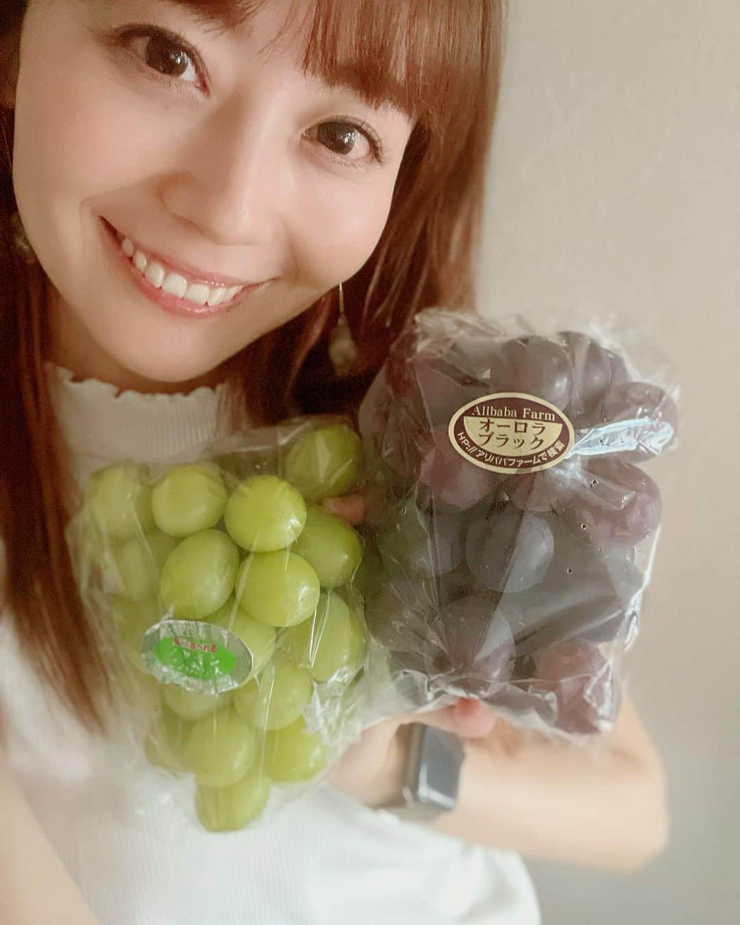 のインスタグラム：「FM岡山の牛嶋さんから頂いたアリババファームさんの葡萄✨秋を感じます。 あま〜い秋の贈り物ありがとうございます！  今週から音大の後期授業が始まりました👩‍🏫 夏休みはいっぱい遊べた！という生徒のみんな☺︎才能もたくさんキラキラしていてわたしも楽しいです。  やはり教える時間に教わることがたくさんあります。感謝！わたしも贈り物ができるようにがんばろう🫡  青春の軌跡をたくさん音にしようねー！！✨  #岡山 #アリババファーム #昭和音楽大学 #新津由衣」