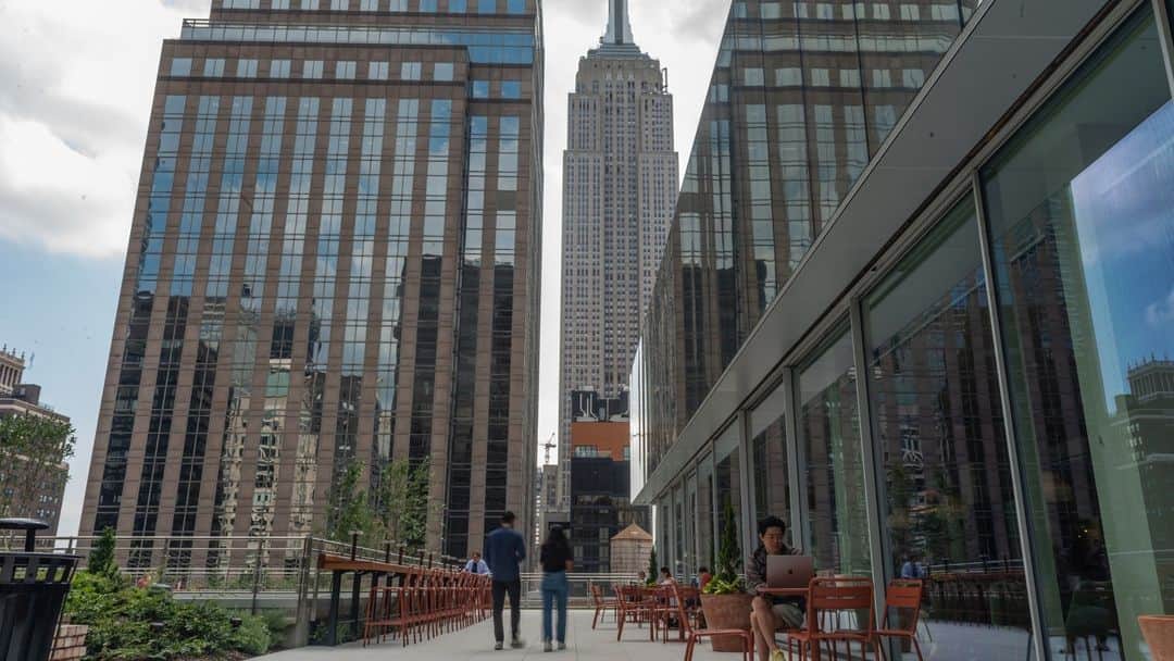 Amazonのインスタグラム：「Let's hear it for New York! 🗽 Peek inside Amazon's new NYC office, located at the landmark Lord & Taylor building. We carefully restored and preserved many of the unique architectural features, while creating collaborative work spaces for Amazon employees to innovate.   Tap the link in bio for the full tour!」