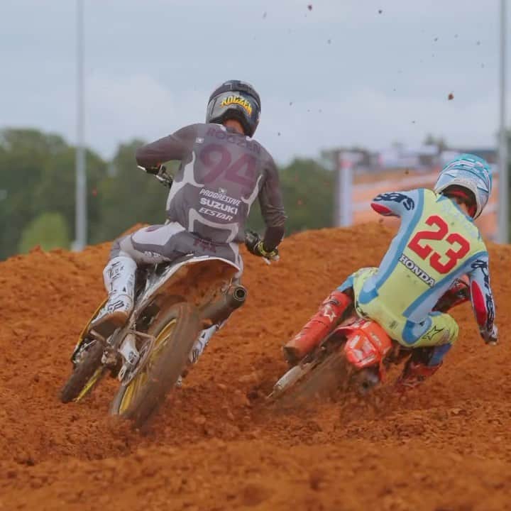 Racer X Onlineのインスタグラム：「About as good as a pass can be 😳 Chase Sexton found an opening and executed perfectly 🔥 Take notes y’all 🎥 @filmguytom @supermotocross #SMX」
